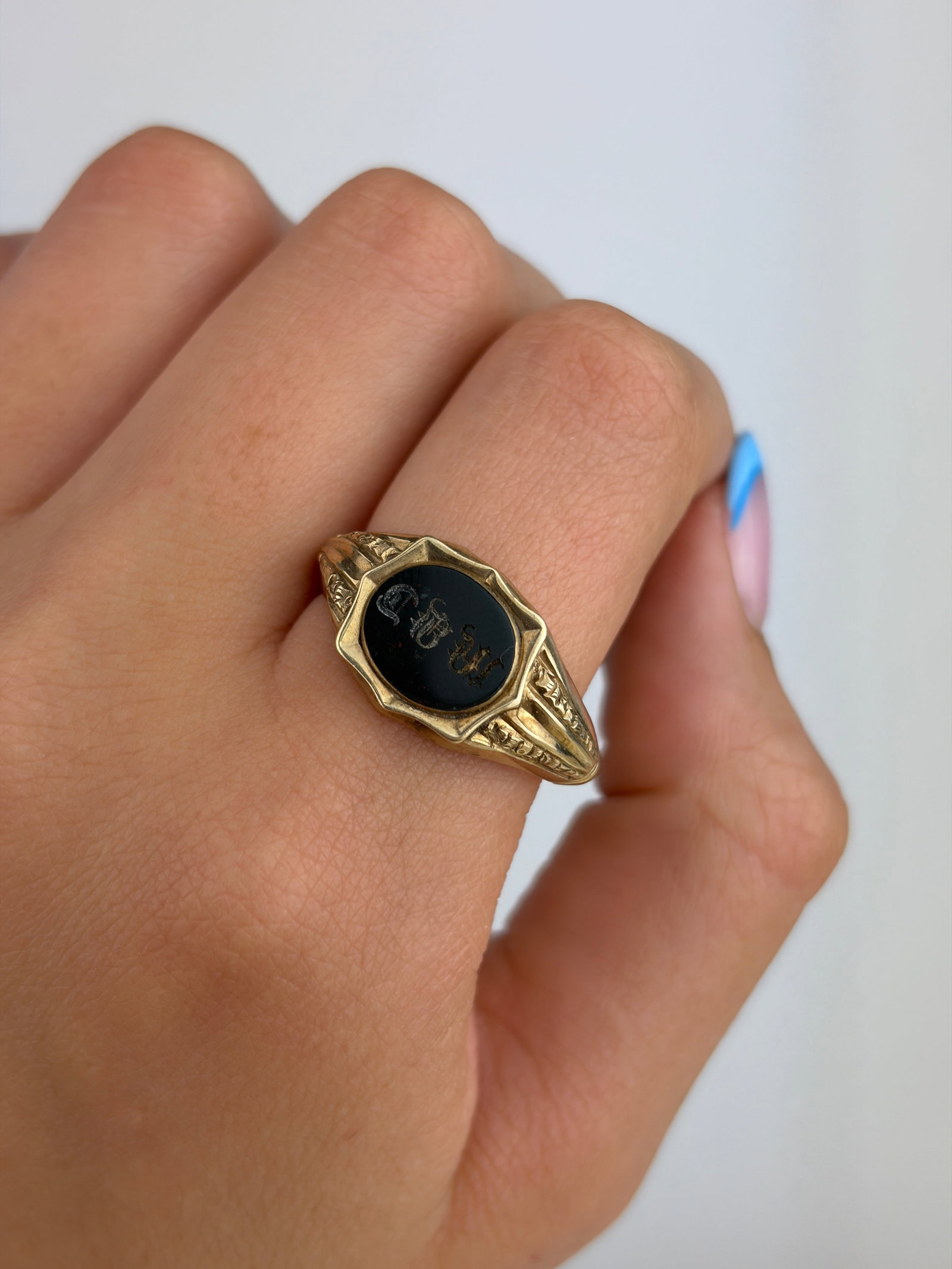 ANTIQUE VICTORIAN ERA 'CBW' BLOODSTONE SIGNET RING IN GOLD - 8