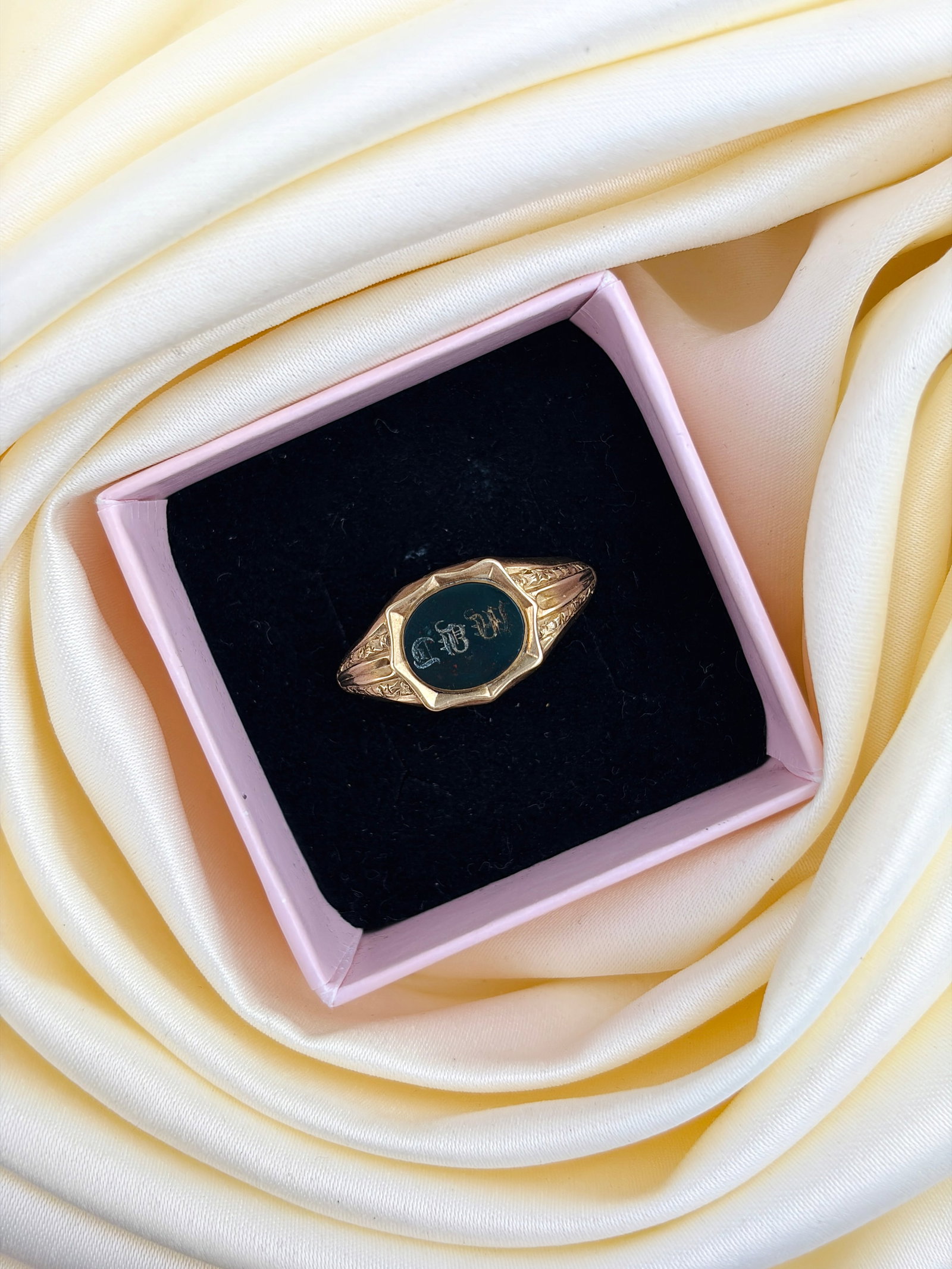 ANTIQUE VICTORIAN ERA 'CBW' BLOODSTONE SIGNET RING IN GOLD - 9