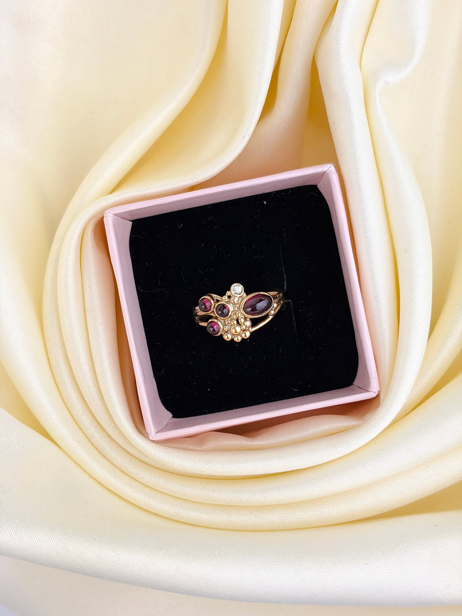 Cabochon Garnet and Diamond Fancy 9ct Gold Ring - 9