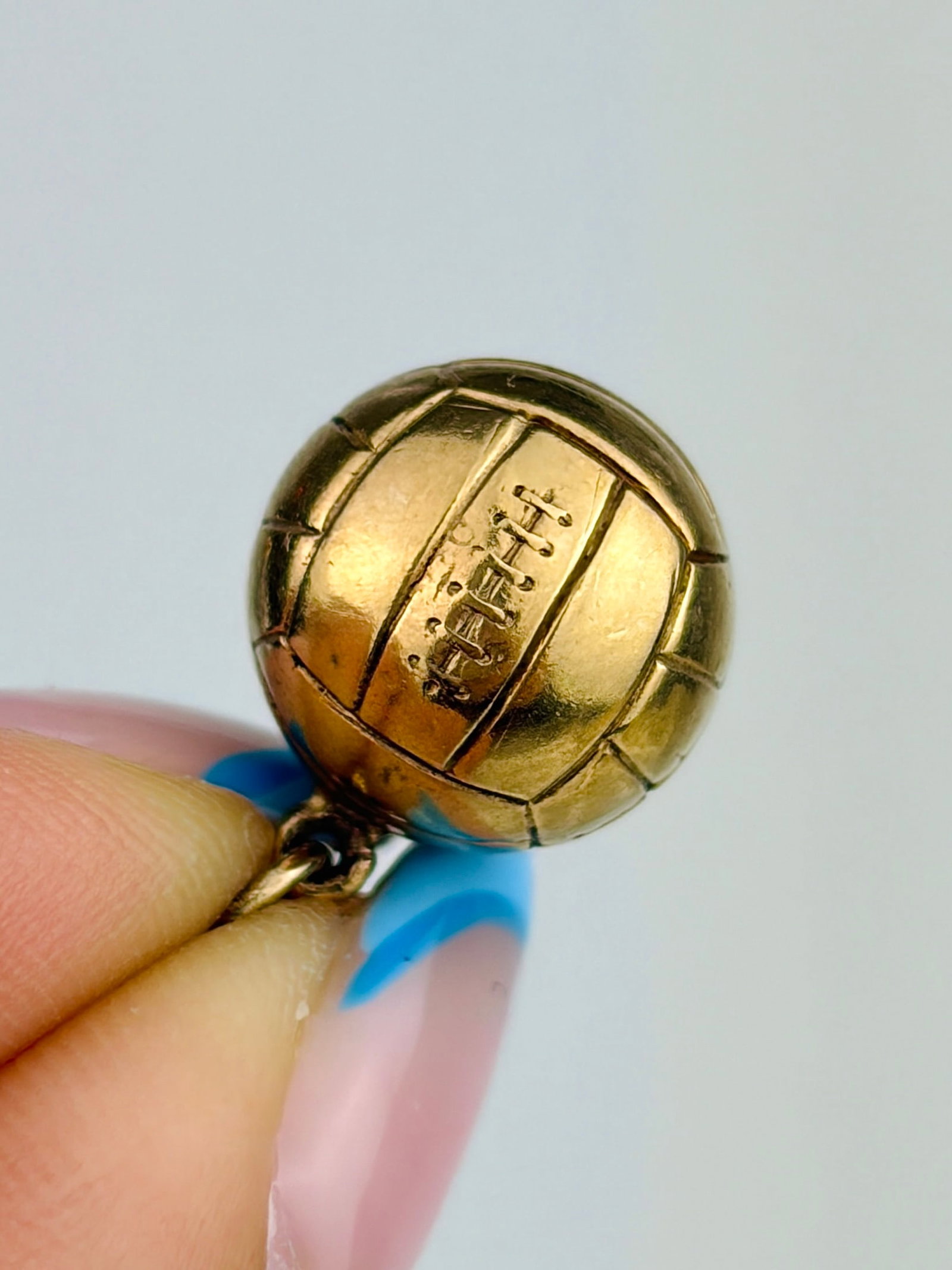 VINTAGE 9CT GOLD FOOTBALL CHARM: VINTAGE 9CT GOLD FOOTBALL CHARM