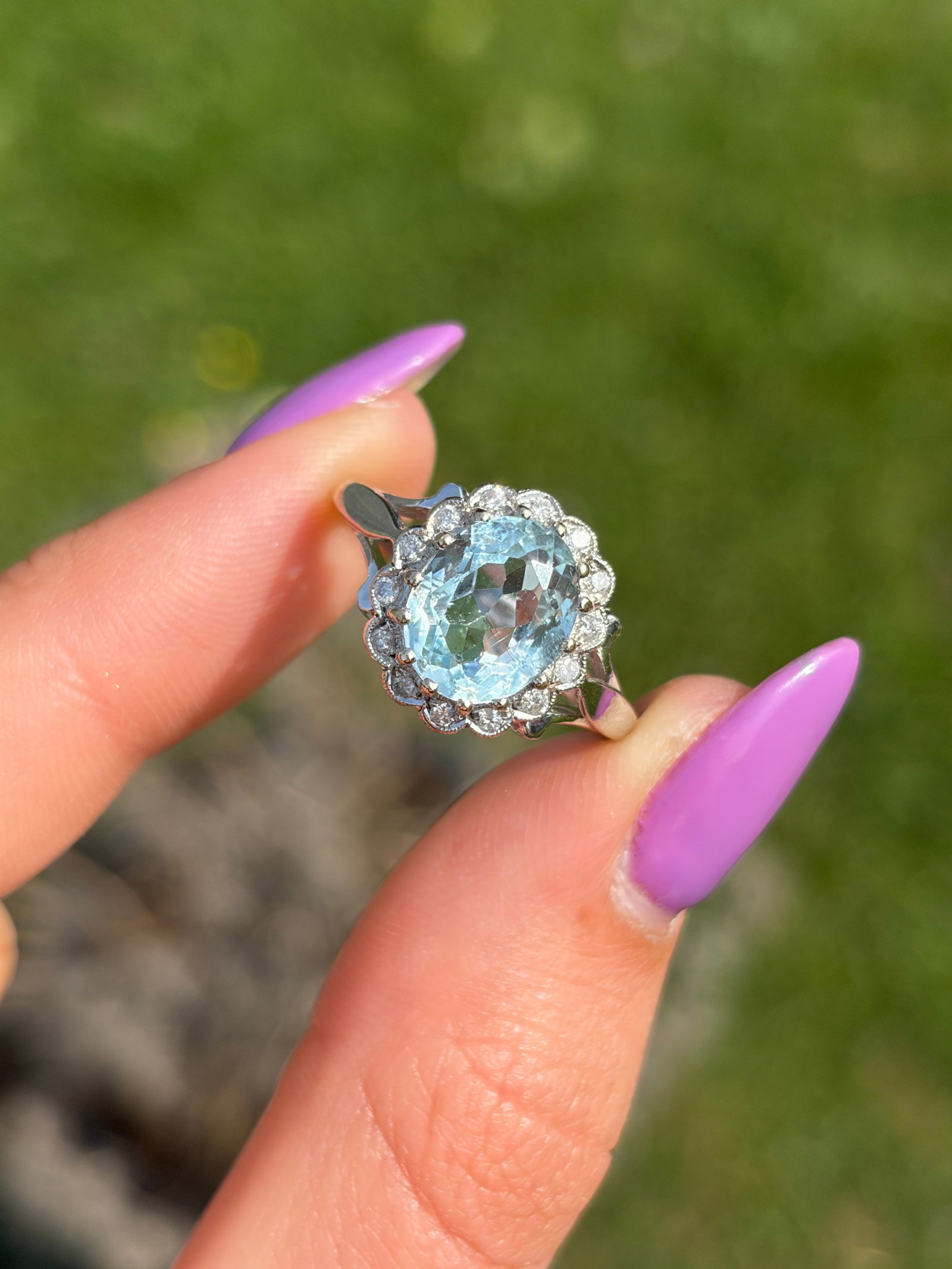 VINTAGE 9CT WHITE GOLD AQUAMARINE AND DIAMOND CLUSTER RING - 3