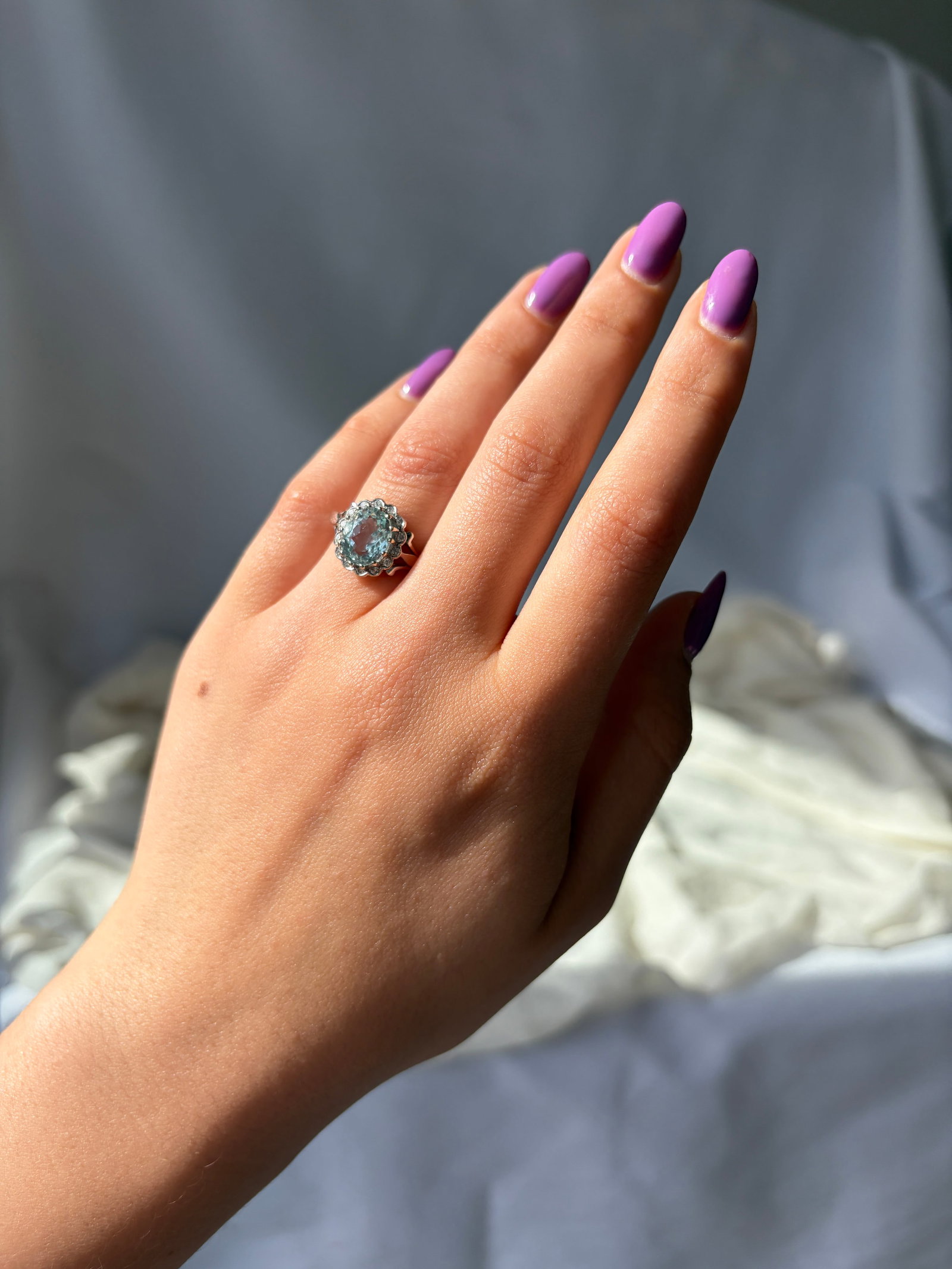 VINTAGE 9CT WHITE GOLD AQUAMARINE AND DIAMOND CLUSTER RING - 4
