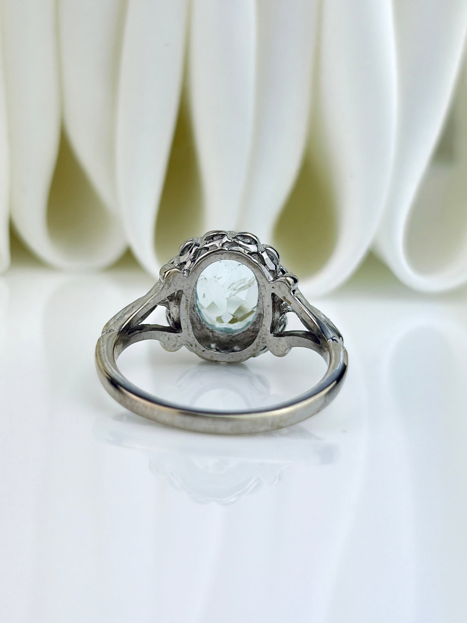 VINTAGE 9CT WHITE GOLD AQUAMARINE AND DIAMOND CLUSTER RING - 7