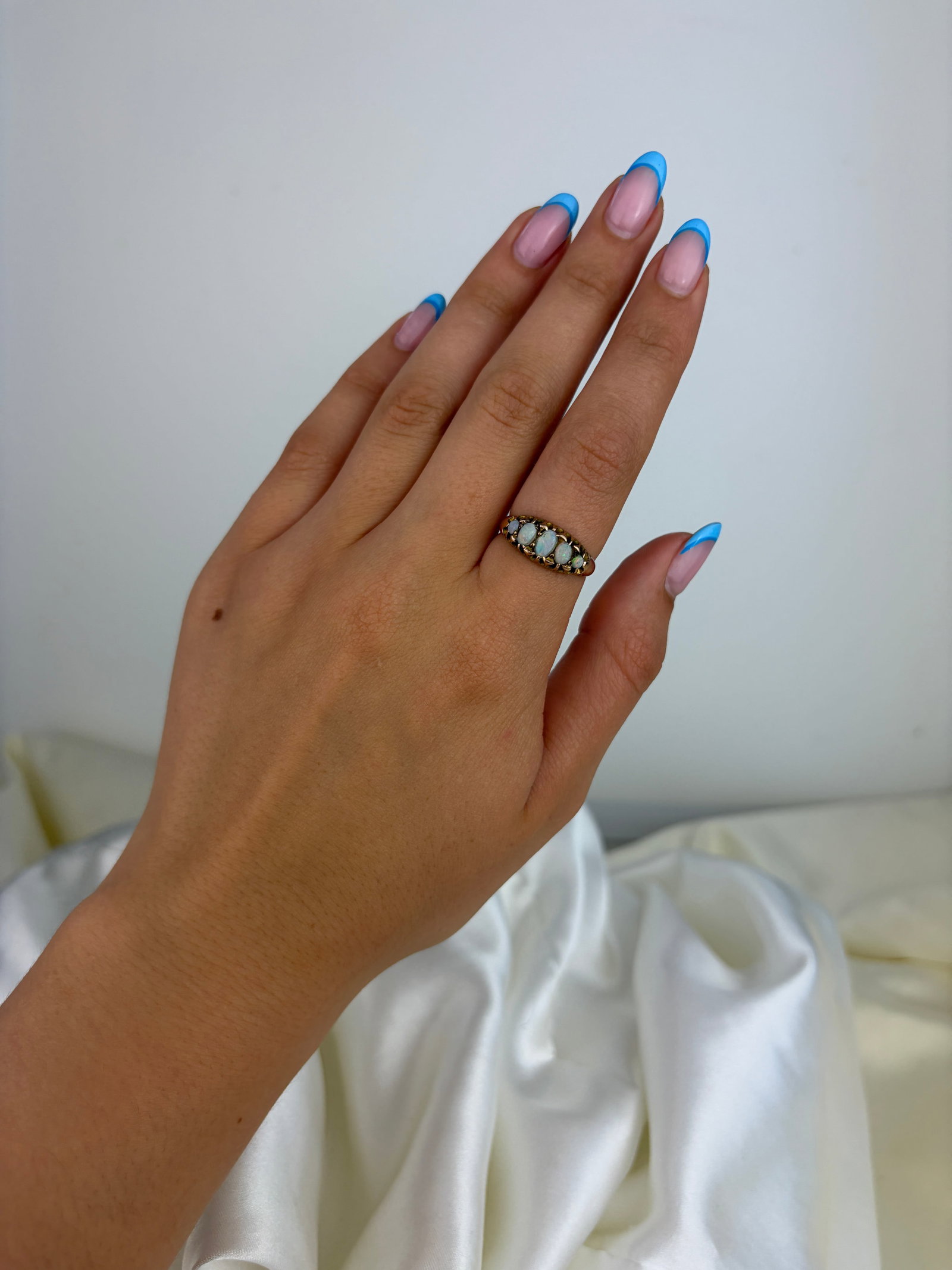 ANTIQUE CABOCHON OPAL 5 STONE RING IN GOLD - 7