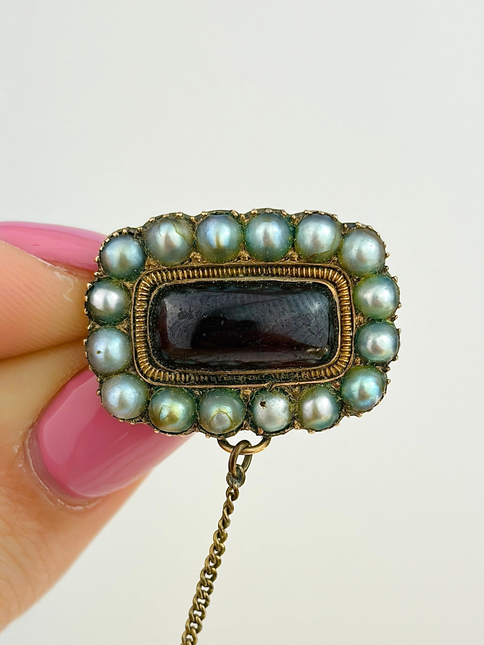 ANTIQUE GEORGIAN ERA CABOCHON GARNET AND PEARL GOLD BROOCH: ANTIQUE GEORGIAN ERA CABOCHON GARNET AND PEARL GOLD BROOCH Lovely cabochon garnet brooch!