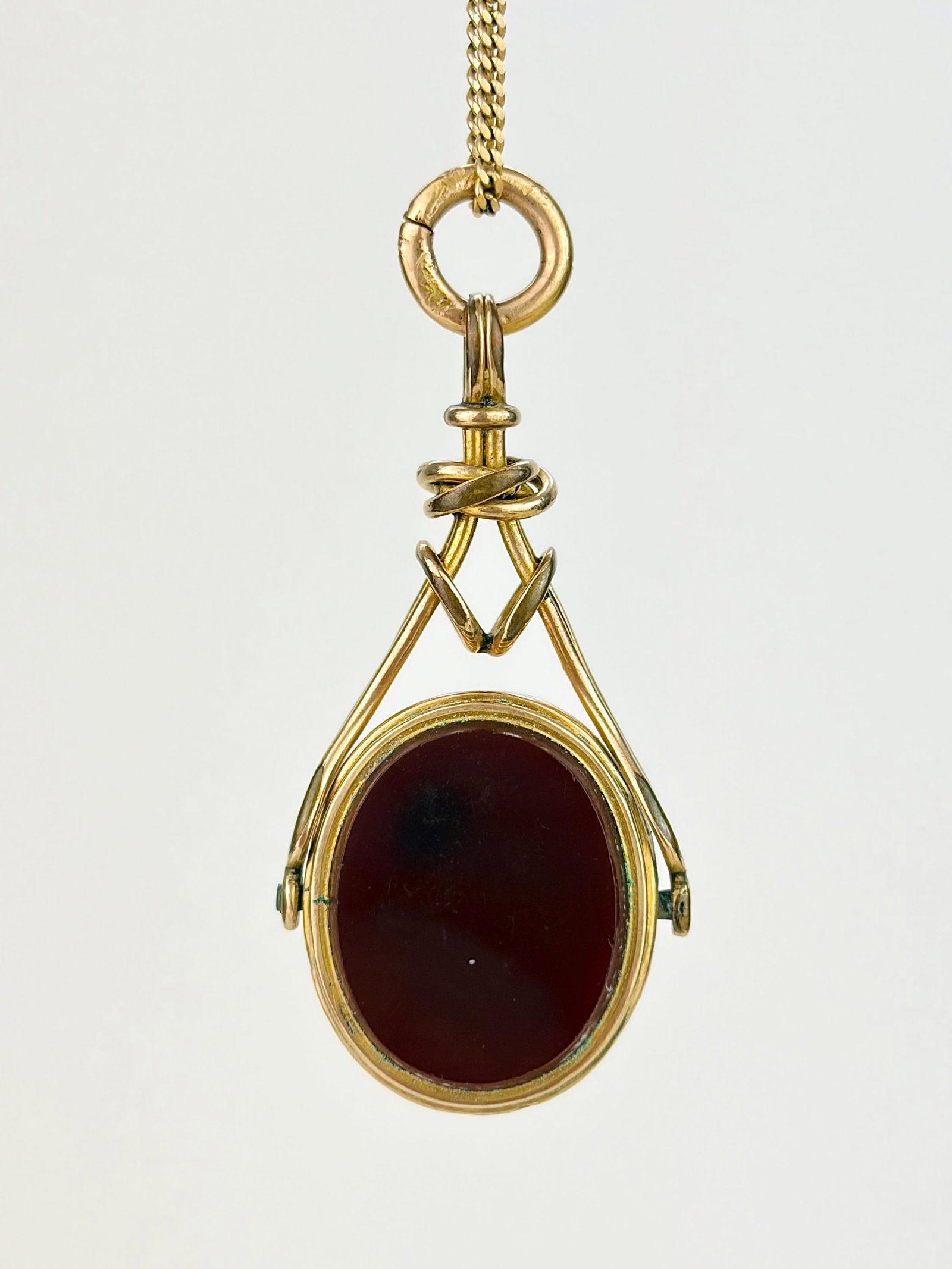 ROLLED GOLD CARNELIAN AND BLOODSTONE SPINNING FOB PENDANT: ROLLED GOLD CARNELIAN AND BLOODSTONE SPINNING FOB PENDANT Weight: 6.82g Size: 42x20mm Materials: Rolled gold Condition: Good overall condition. Some signs of wear are expected given the
