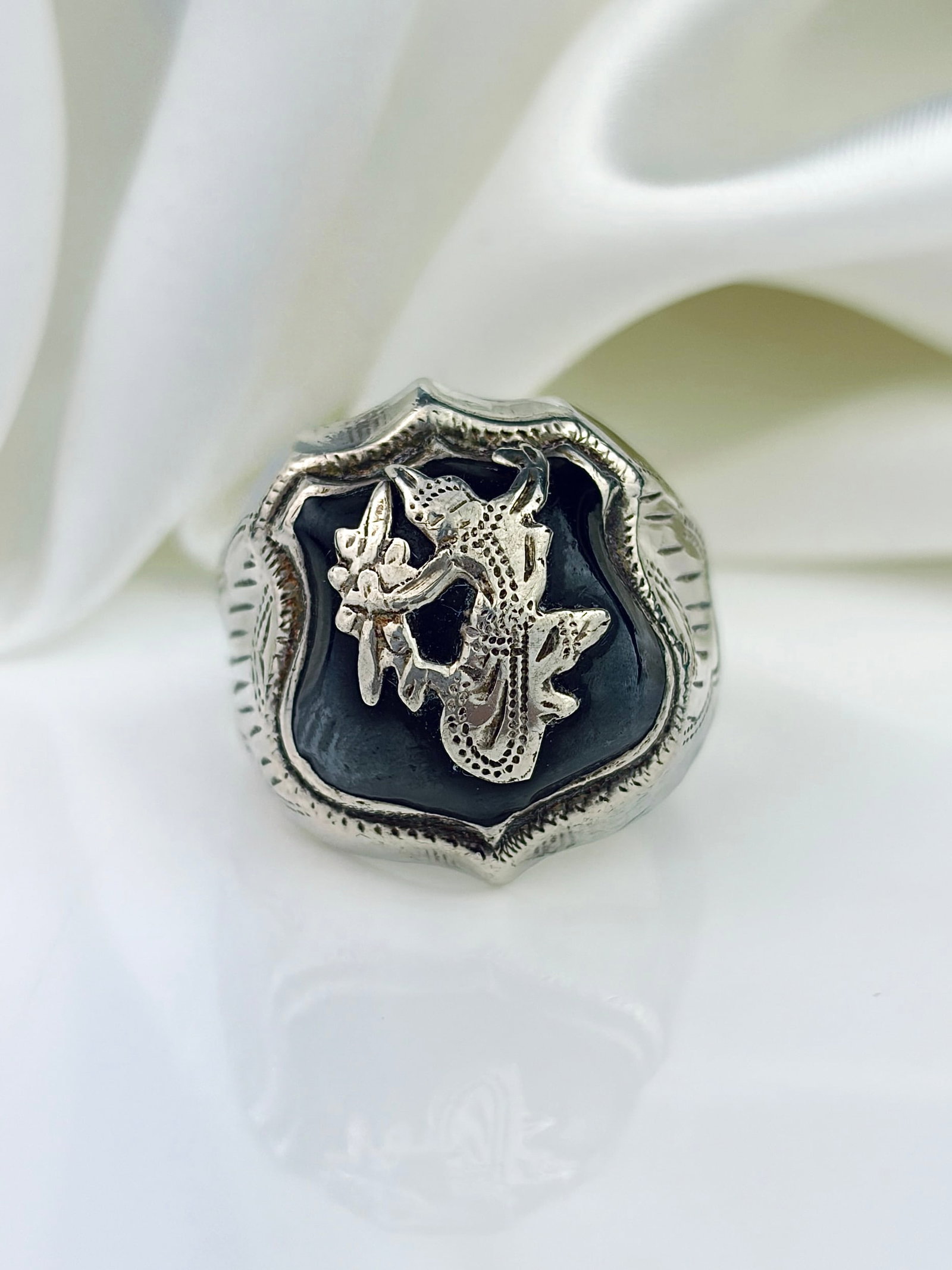 VINTAGE HEMATITE STERLING SILVER SIAM DANCER STATEMENT RING: VINTAGE HEMATITE STERLING SILVER SIAM DANCER STATEMENT RING