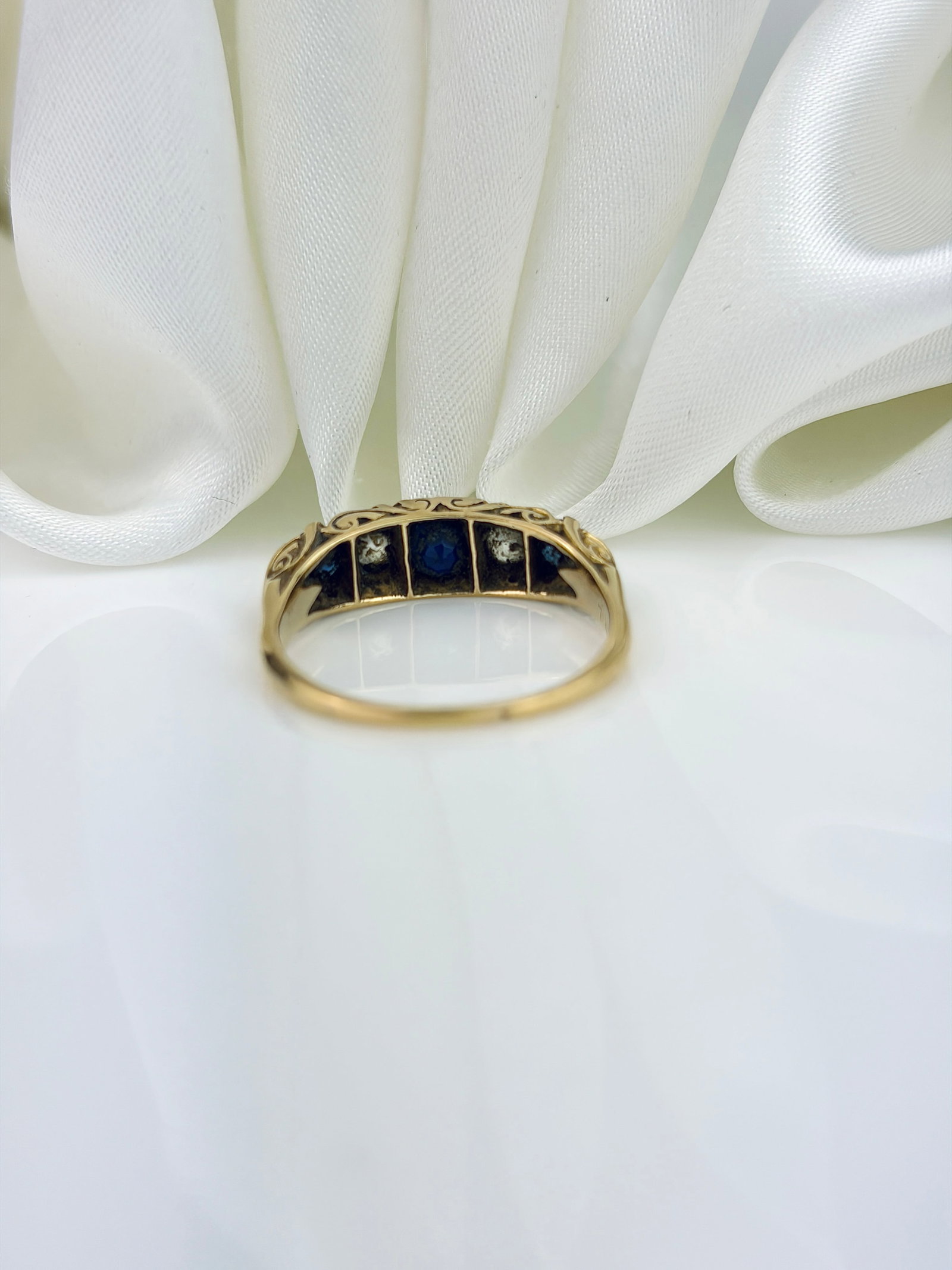 ANTIQUE 18CT YELLOW GOLD SAPPHIRE AND DIAMOND SCROLL SET 5 STONE RING - 3