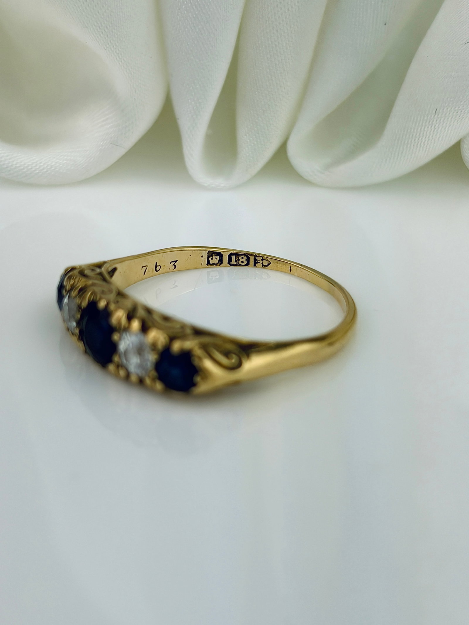 ANTIQUE 18CT YELLOW GOLD SAPPHIRE AND DIAMOND SCROLL SET 5 STONE RING - 4