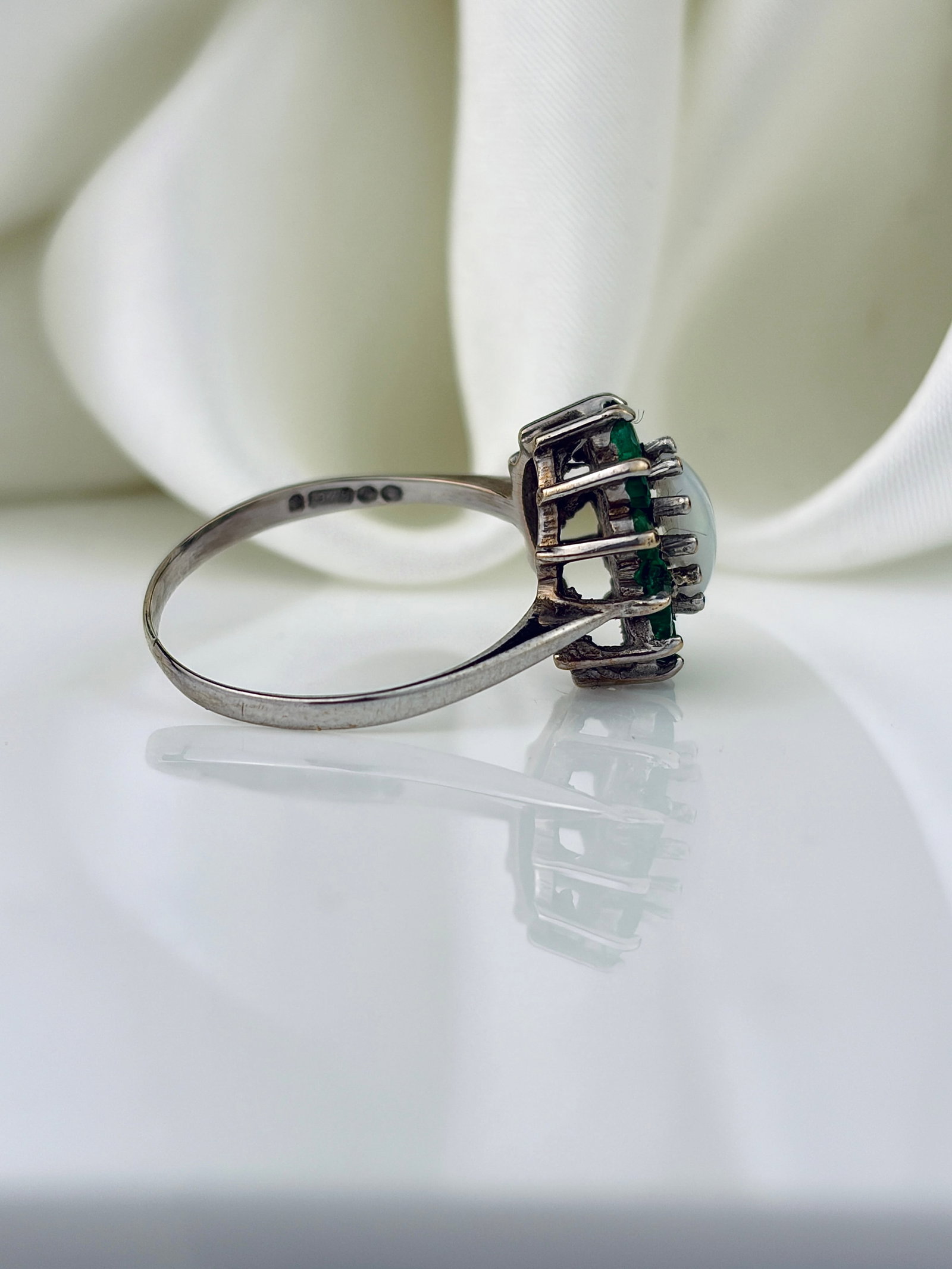 VINTAGE C.1972 9CT WHITE GOLD OPAL AND GREEN TOURMALINE CLUSTER RING - 2