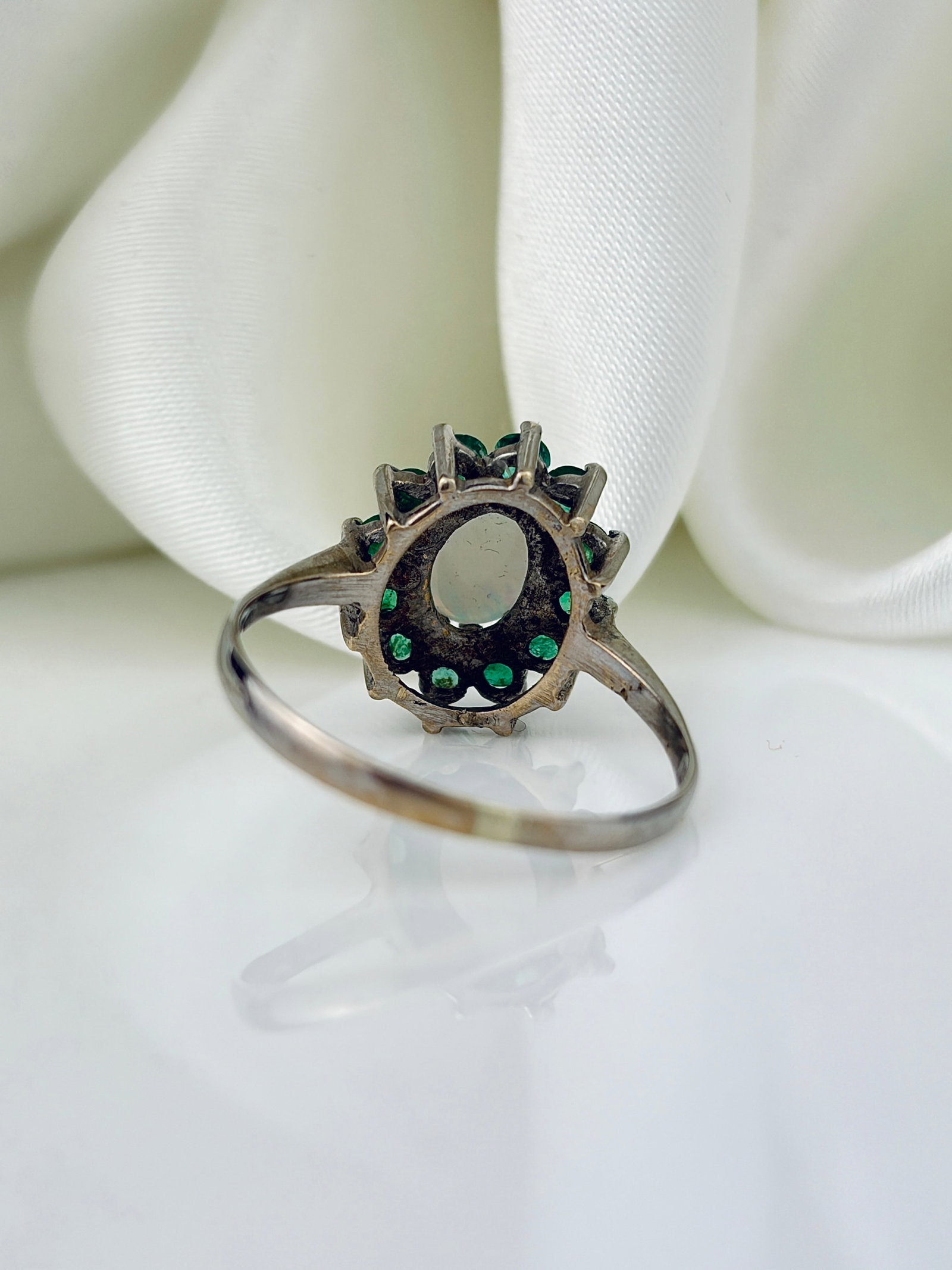 VINTAGE C.1972 9CT WHITE GOLD OPAL AND GREEN TOURMALINE CLUSTER RING - 3
