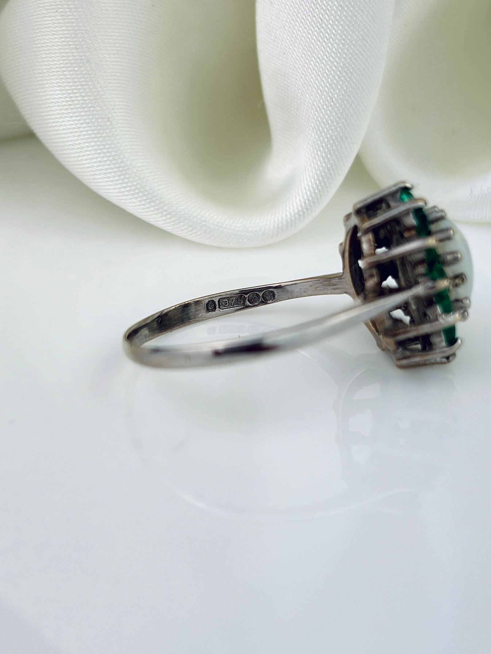 VINTAGE C.1972 9CT WHITE GOLD OPAL AND GREEN TOURMALINE CLUSTER RING - 4