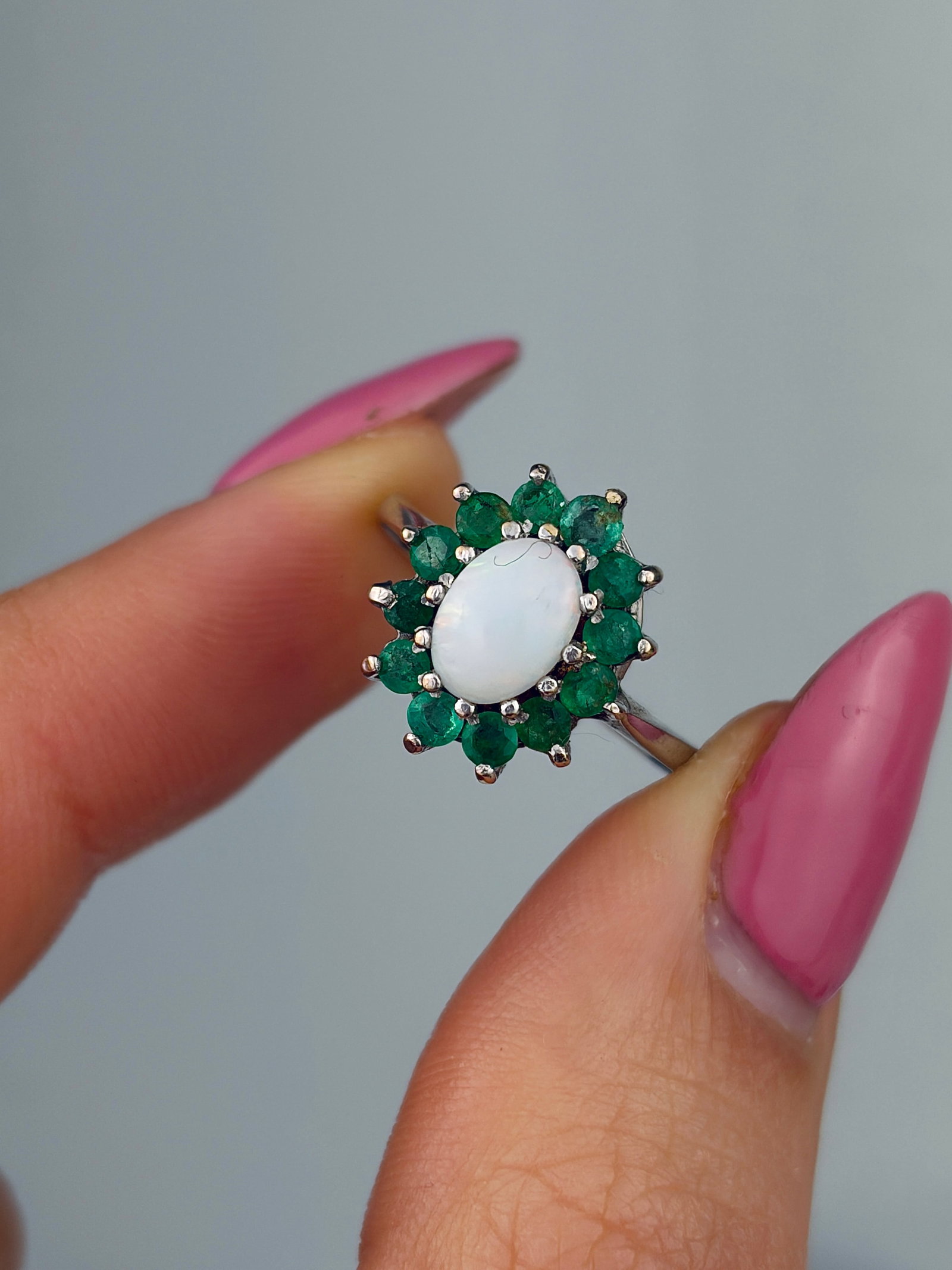 VINTAGE C.1972 9CT WHITE GOLD OPAL AND GREEN TOURMALINE CLUSTER RING - 5