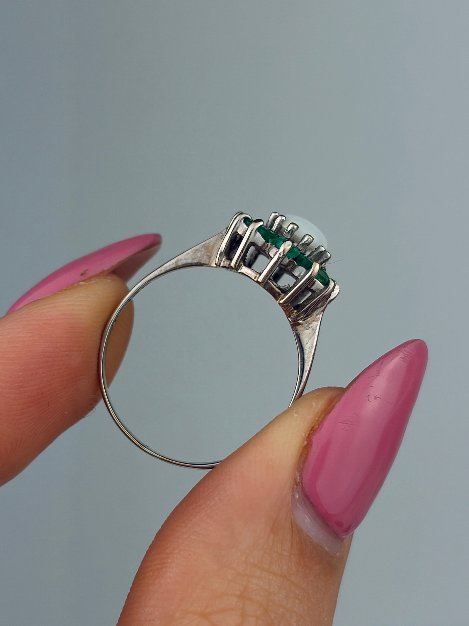 VINTAGE C.1972 9CT WHITE GOLD OPAL AND GREEN TOURMALINE CLUSTER RING - 6