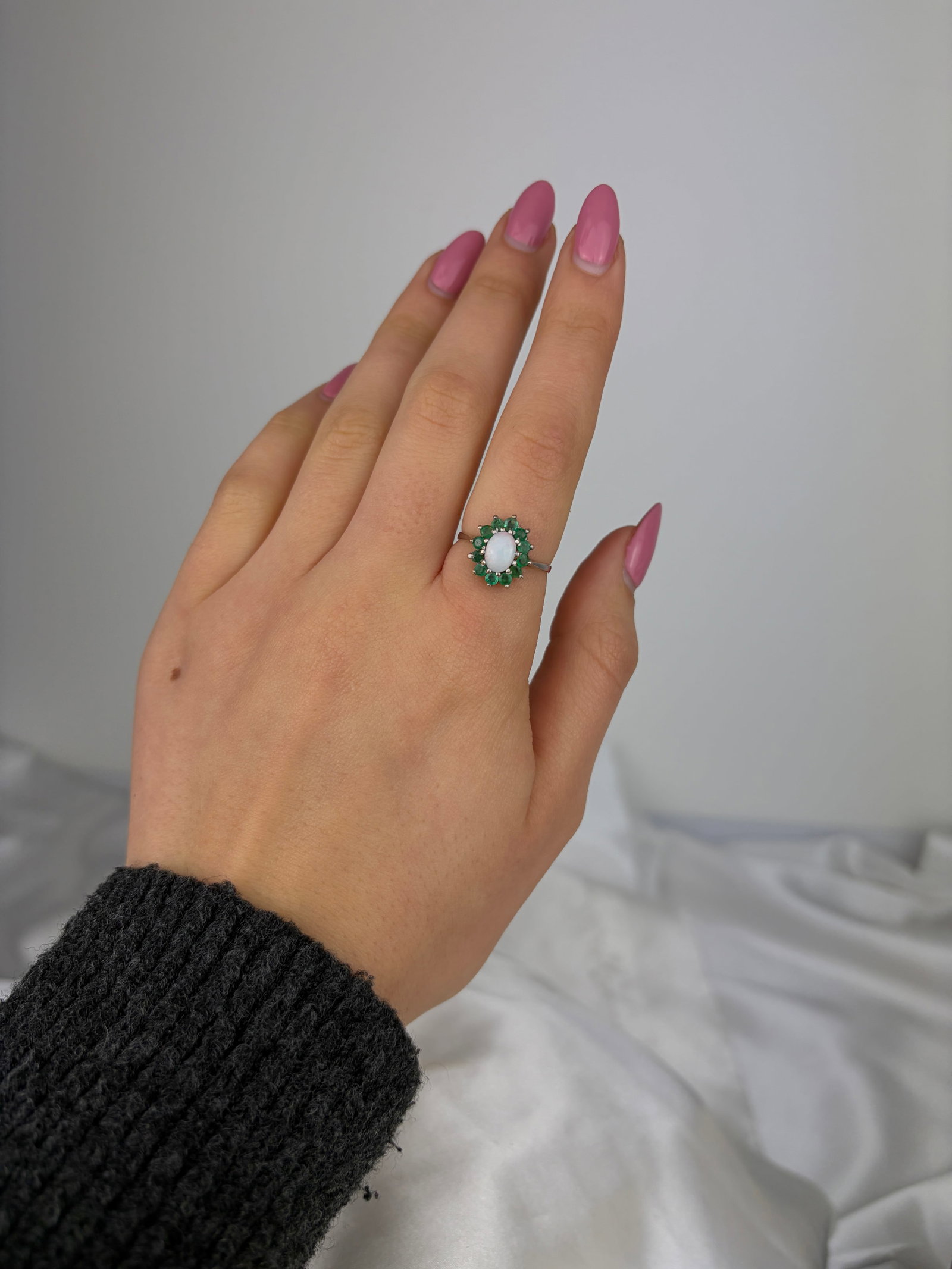 VINTAGE C.1972 9CT WHITE GOLD OPAL AND GREEN TOURMALINE CLUSTER RING - 7