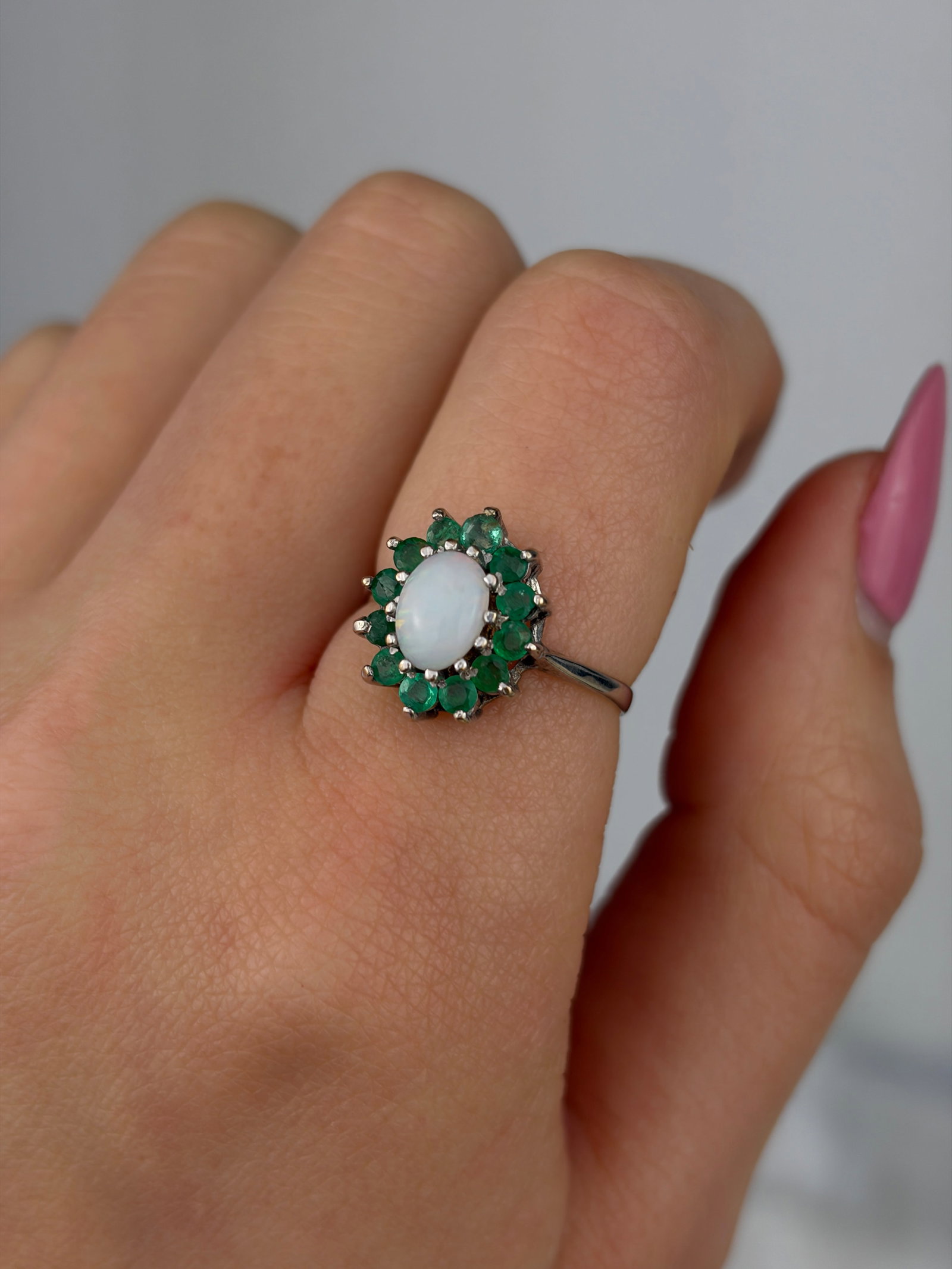 VINTAGE C.1972 9CT WHITE GOLD OPAL AND GREEN TOURMALINE CLUSTER RING - 8