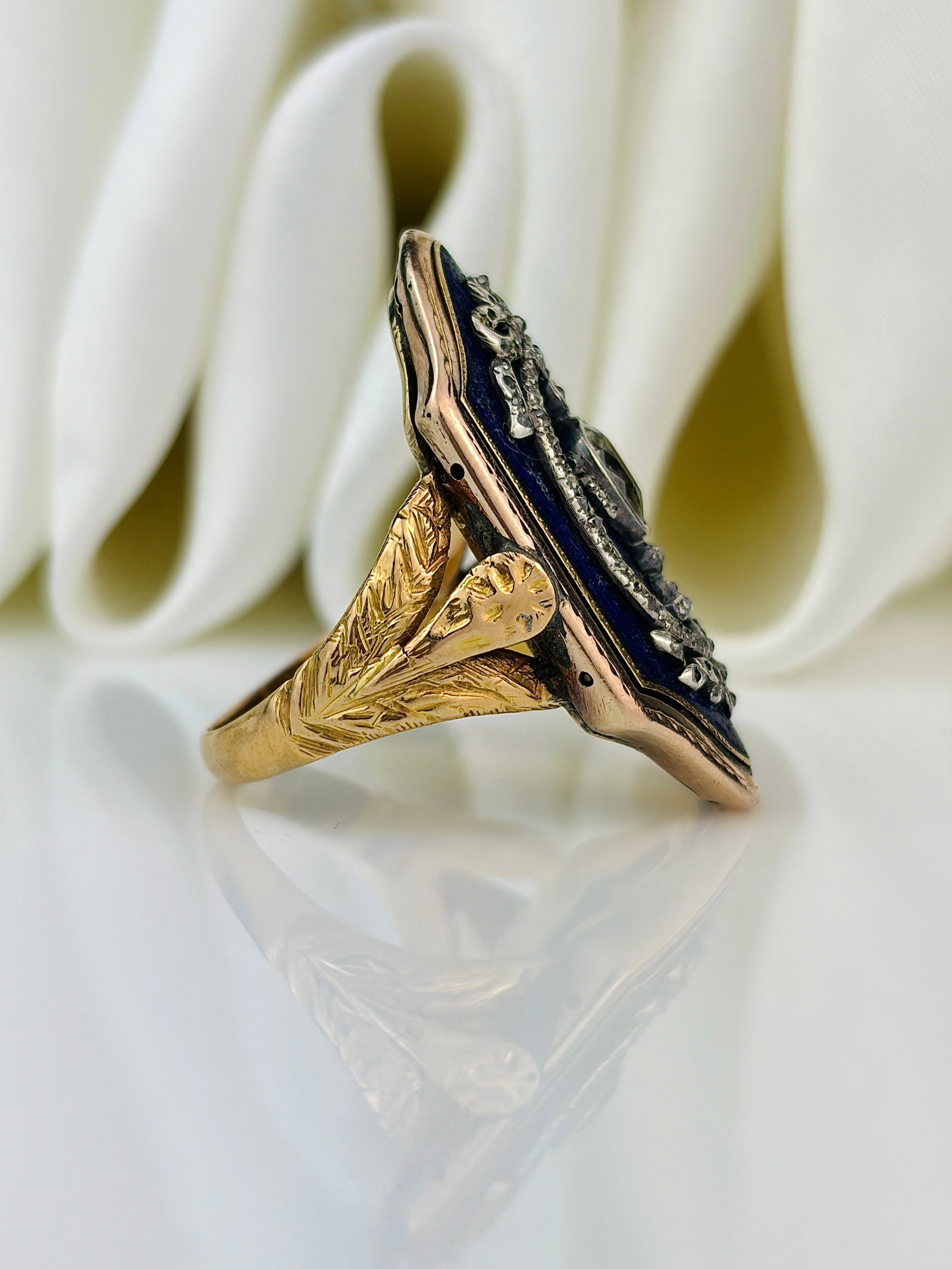 Georgian era French enamel and rose cut diamond urn panel ring in gold - fitted red velvet box - 3