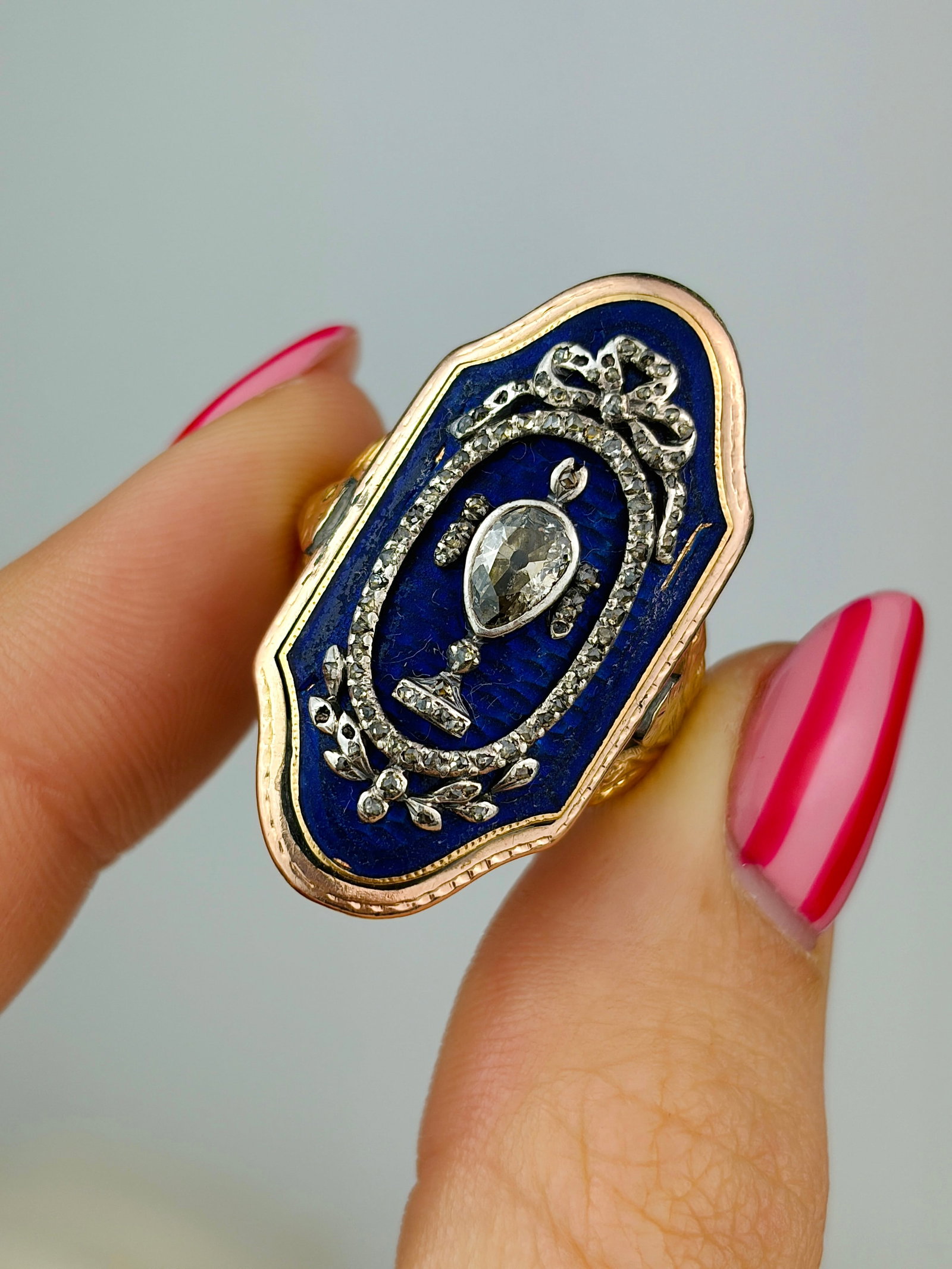 Georgian era French enamel and rose cut diamond urn panel ring in gold - fitted red velvet box - 5