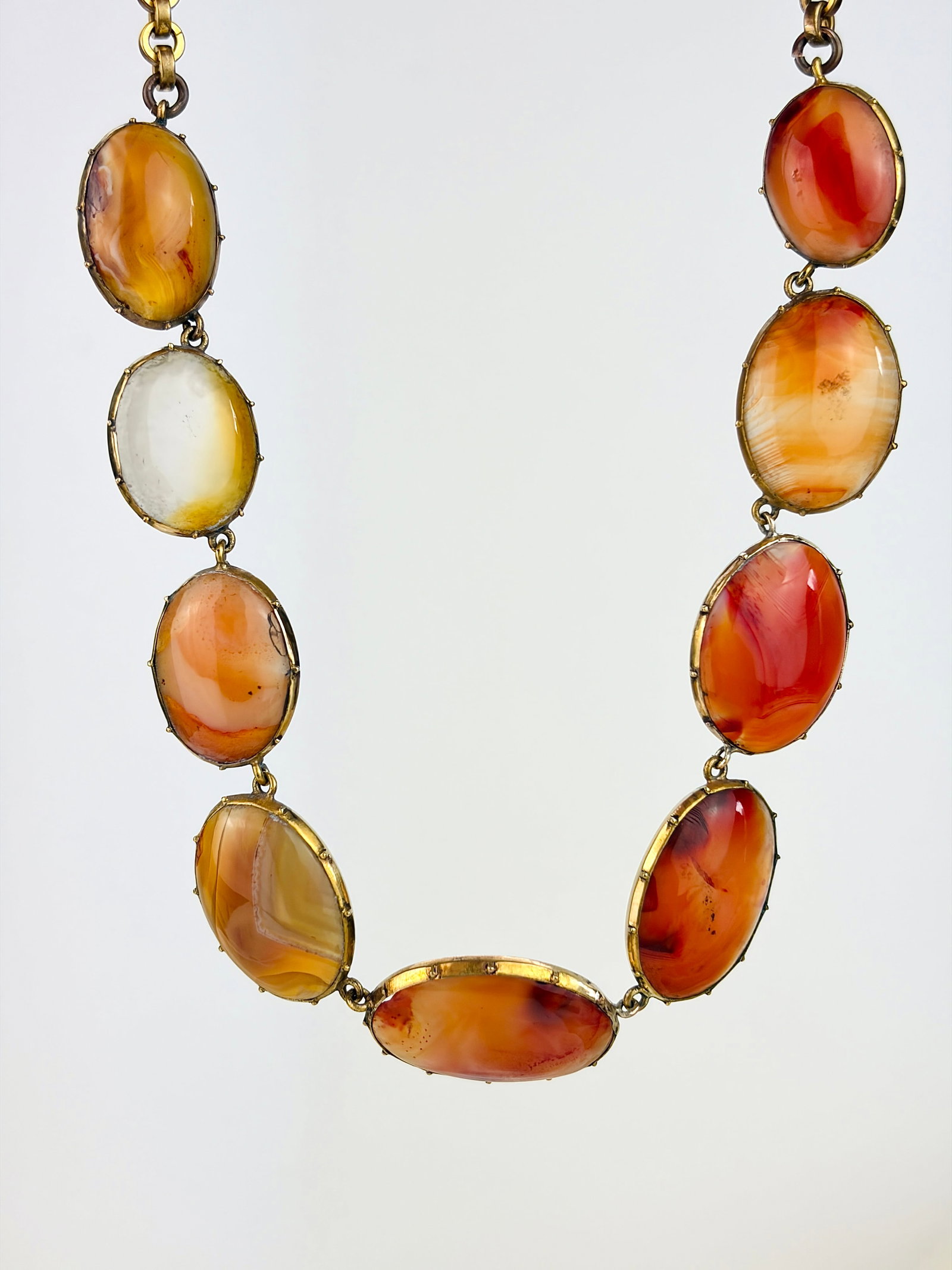 ANTIQUE CHUNKY AGATE NECKLACE IN GILT METAL: ANTIQUE CHUNKY AGATE NECKLACE IN GILT METAL An amazing piece!