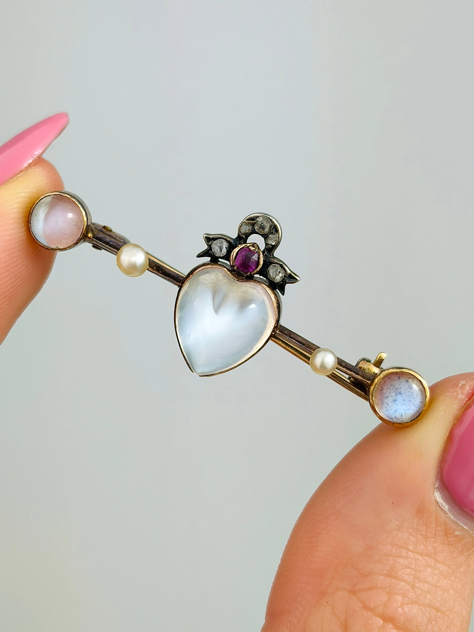 WONDERFUL ANTIQUE CARVED MOONSTONE CROWNED HEART WITH RUBY , DIAMOND AND PEARL BROOCH IN GOLD - 4