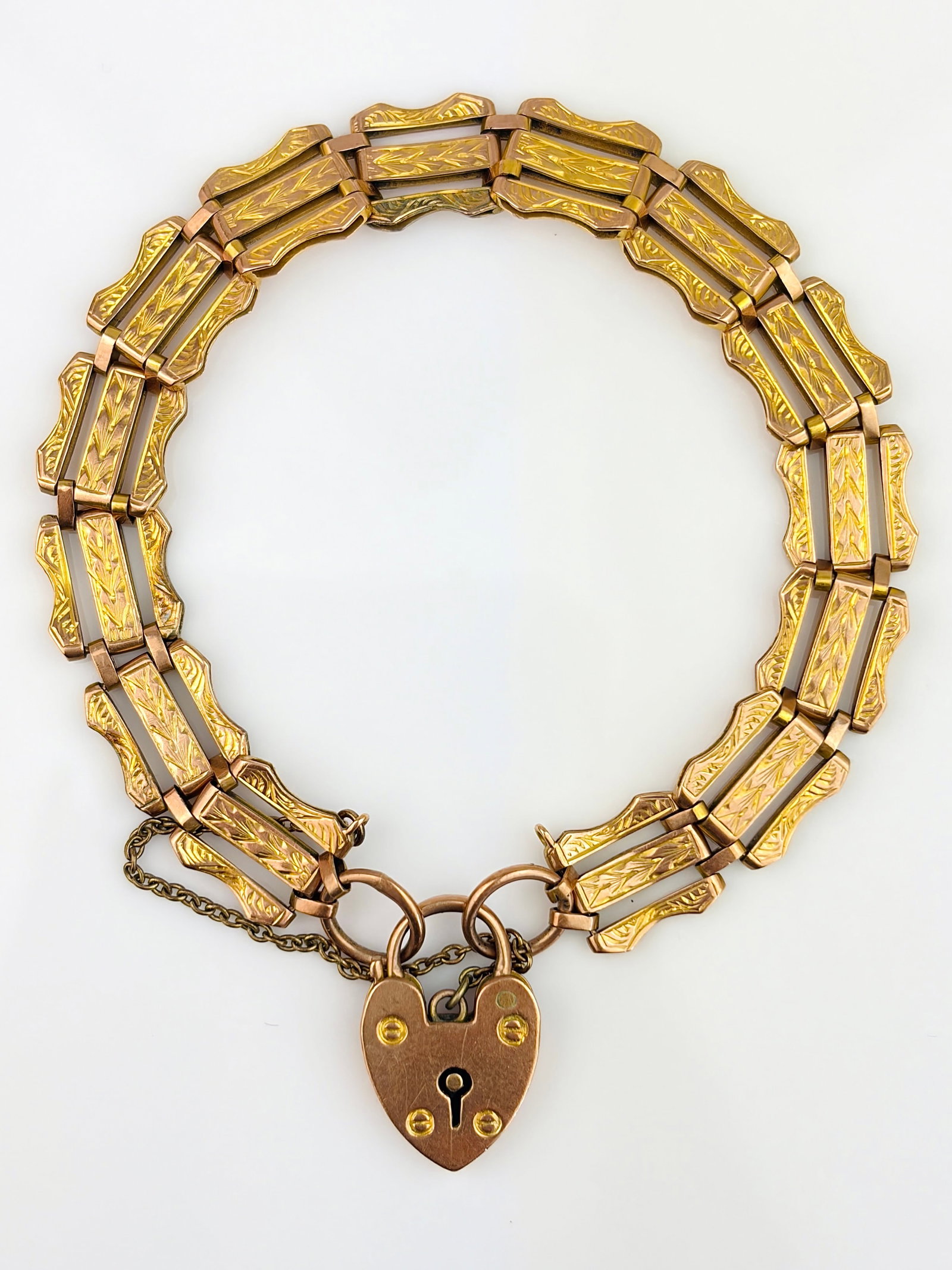 VINTAGE 9CT GOLD ENGRAVED FANCY LINK GATE BRACELET WITH HEART PADLOCK: VINTAGE 9CT GOLD ENGRAVED FANCY LINK GATE BRACELET WITH HEART PADLOCK