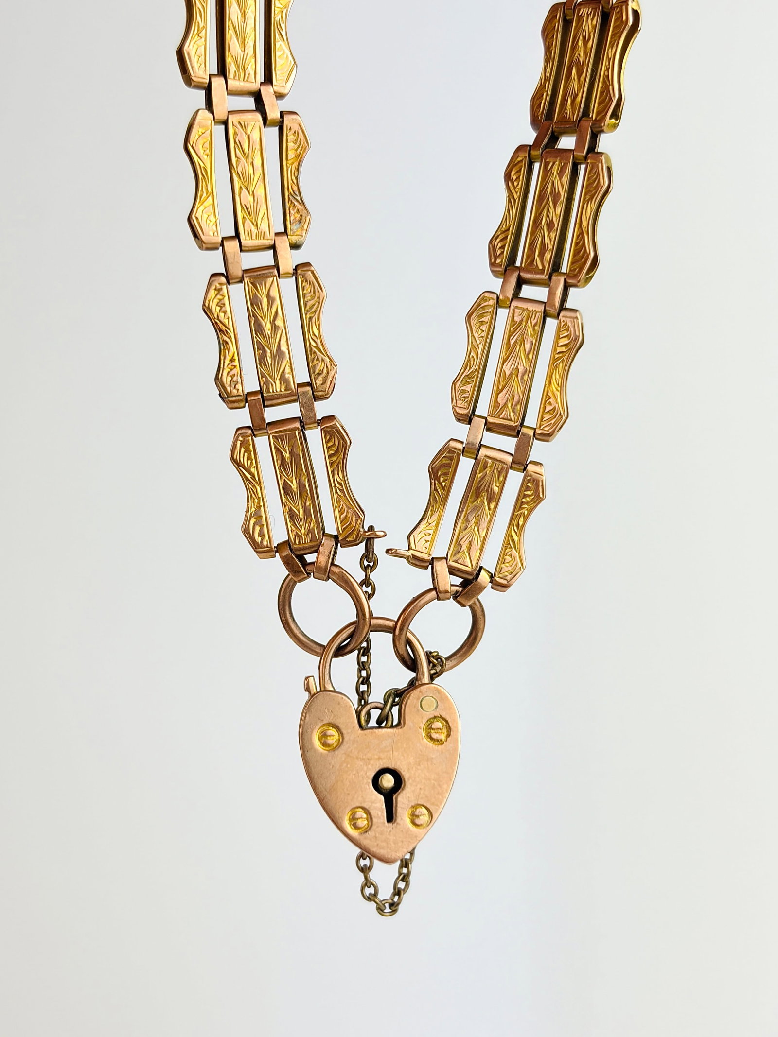 VINTAGE 9CT GOLD ENGRAVED FANCY LINK GATE BRACELET WITH HEART PADLOCK - 2