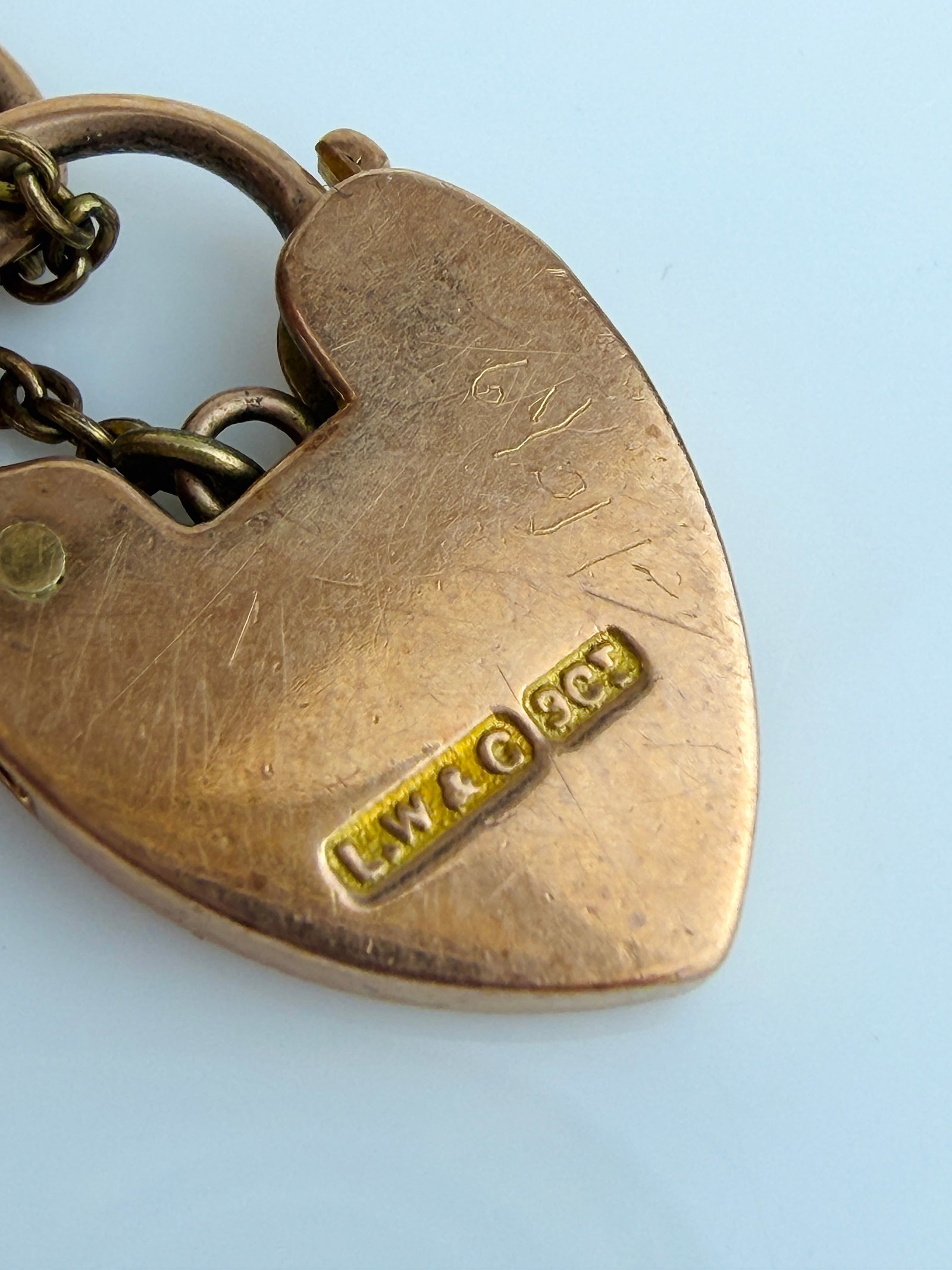 VINTAGE 9CT GOLD ENGRAVED FANCY LINK GATE BRACELET WITH HEART PADLOCK - 5