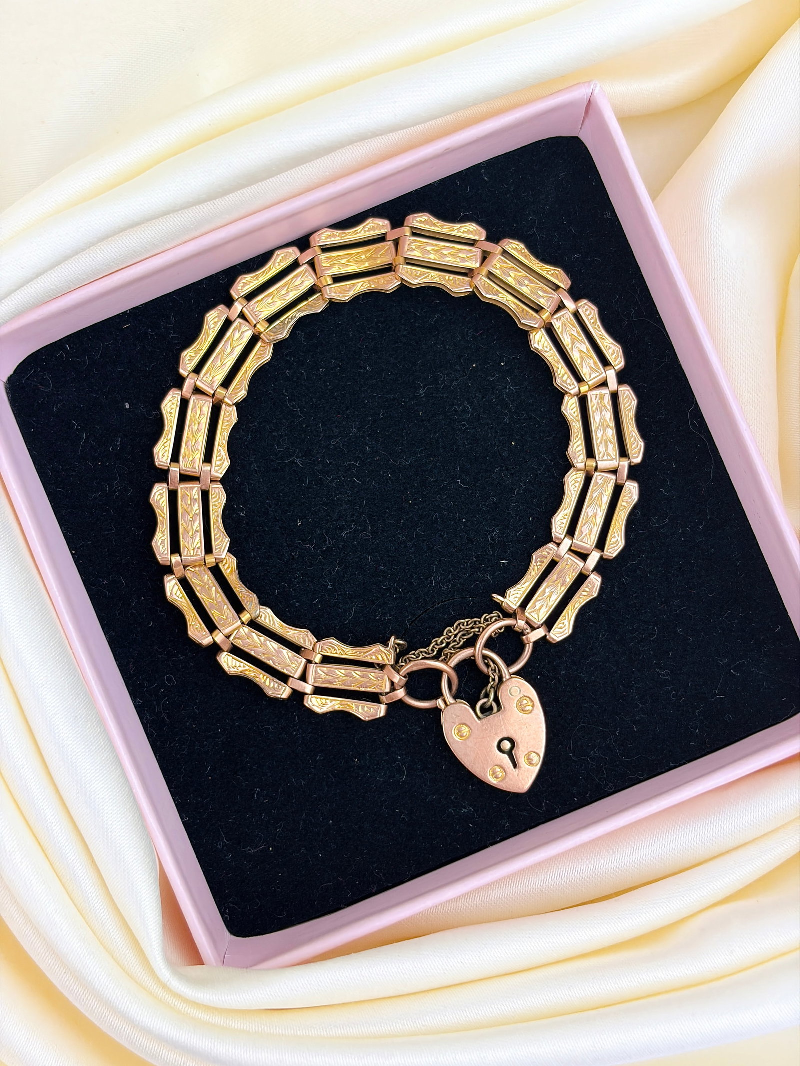 VINTAGE 9CT GOLD ENGRAVED FANCY LINK GATE BRACELET WITH HEART PADLOCK - 6