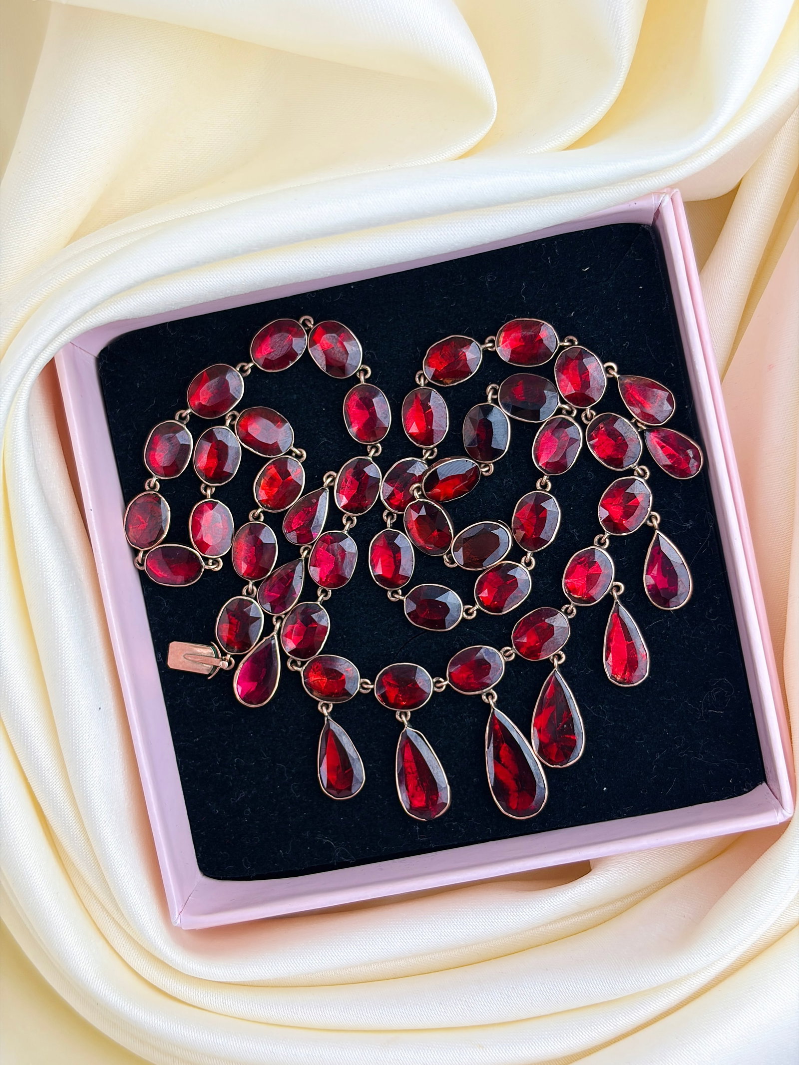 Incredible Antique Garnet Fringe Riviere Necklace in 9ct Gold - 10