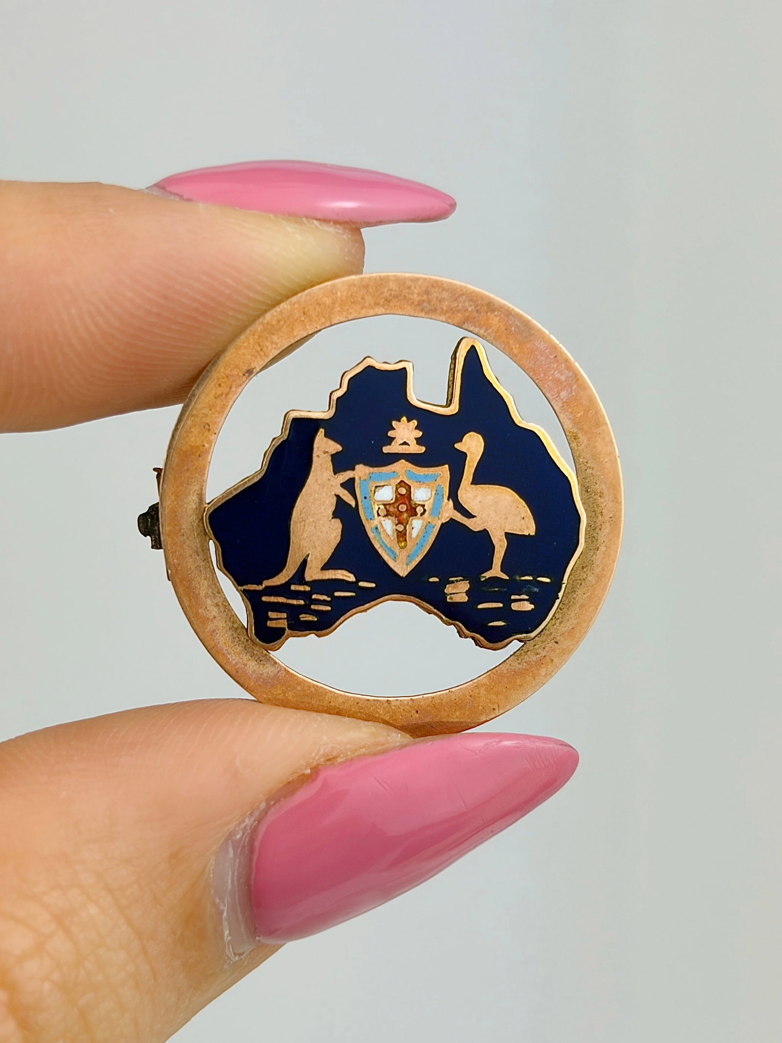 VINTAGE 9CT GOLD AND ENAMEL AUSTRALIAN COMMONWEALTH COAT OF ARMS BROOCH: VINTAGE 9CT GOLD AND ENAMEL AUSTRALIAN COMMONWEALTH COAT OF ARMS BROOCH Lovely patriotic brooch of Australia!