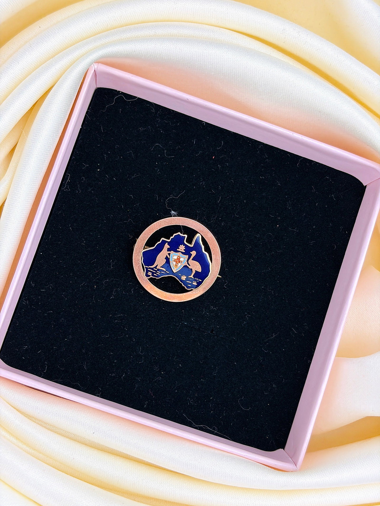 VINTAGE 9CT GOLD AND ENAMEL AUSTRALIAN COMMONWEALTH COAT OF ARMS BROOCH - 4