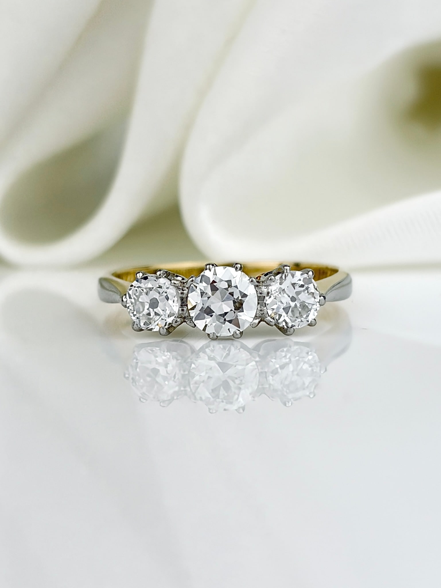 STUNNING 18CT GOLD AND PLATINUM DIAMOND 3 STONE RING: STUNNING 18CT GOLD AND PLATINUM DIAMOND 3 STONE RING Amazing ring! 1ct diamond total. 25.50.25pts Inscribed 'J.C.E 6.2.40 Mc.D.R. to'
