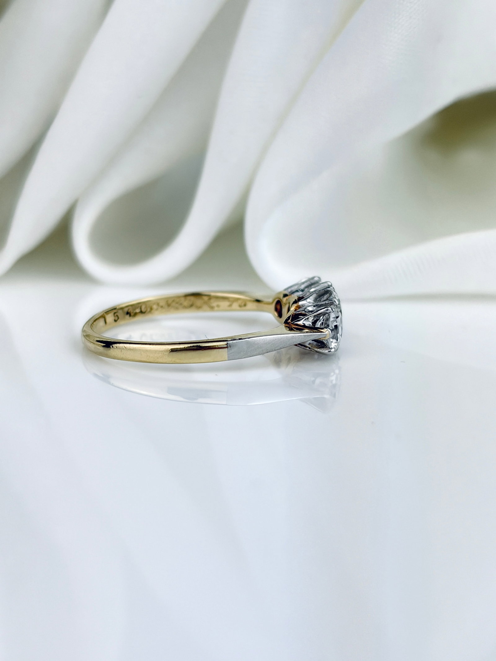 STUNNING 18CT GOLD AND PLATINUM DIAMOND 3 STONE RING - 2