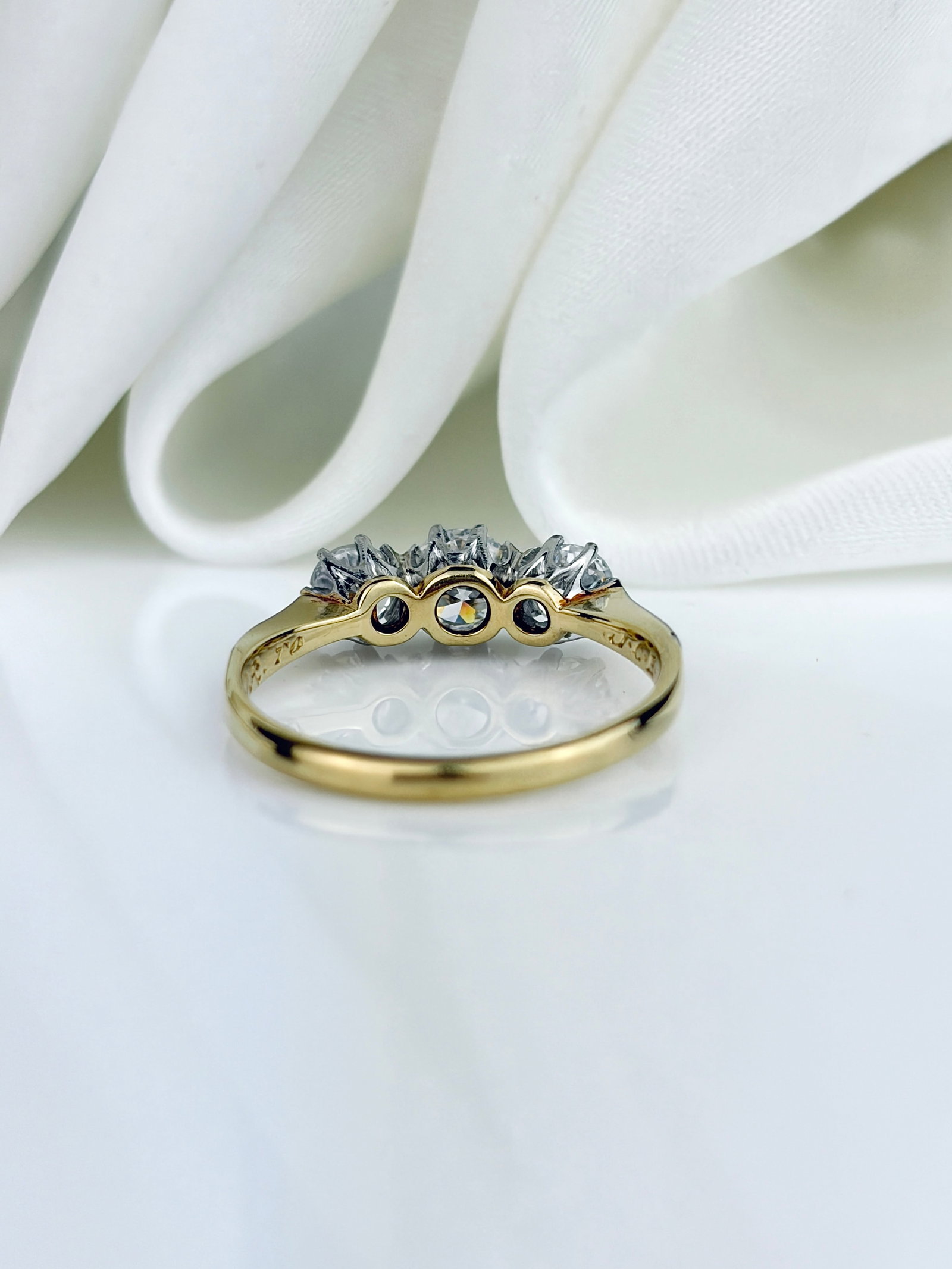 STUNNING 18CT GOLD AND PLATINUM DIAMOND 3 STONE RING - 3