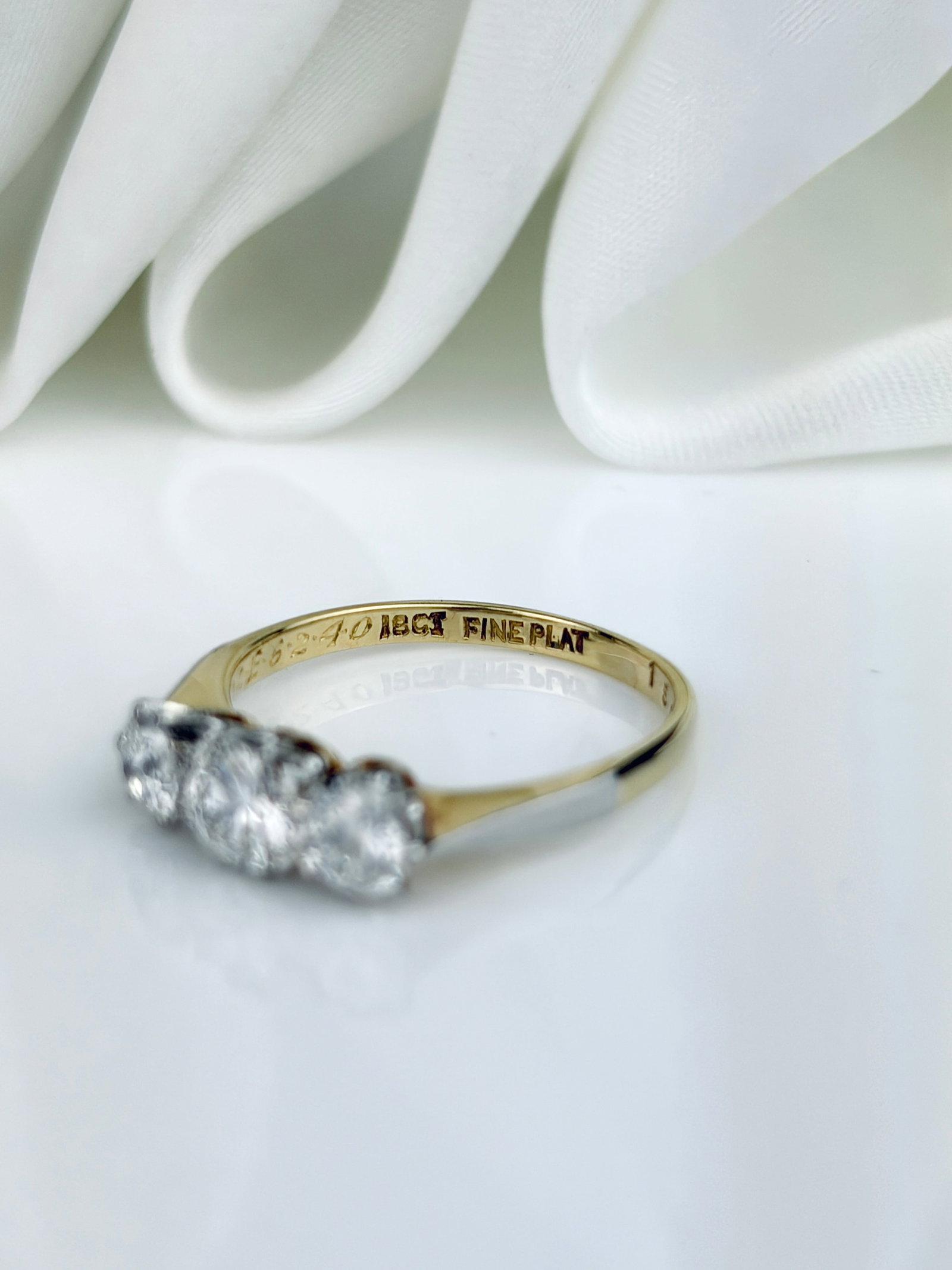 STUNNING 18CT GOLD AND PLATINUM DIAMOND 3 STONE RING - 4