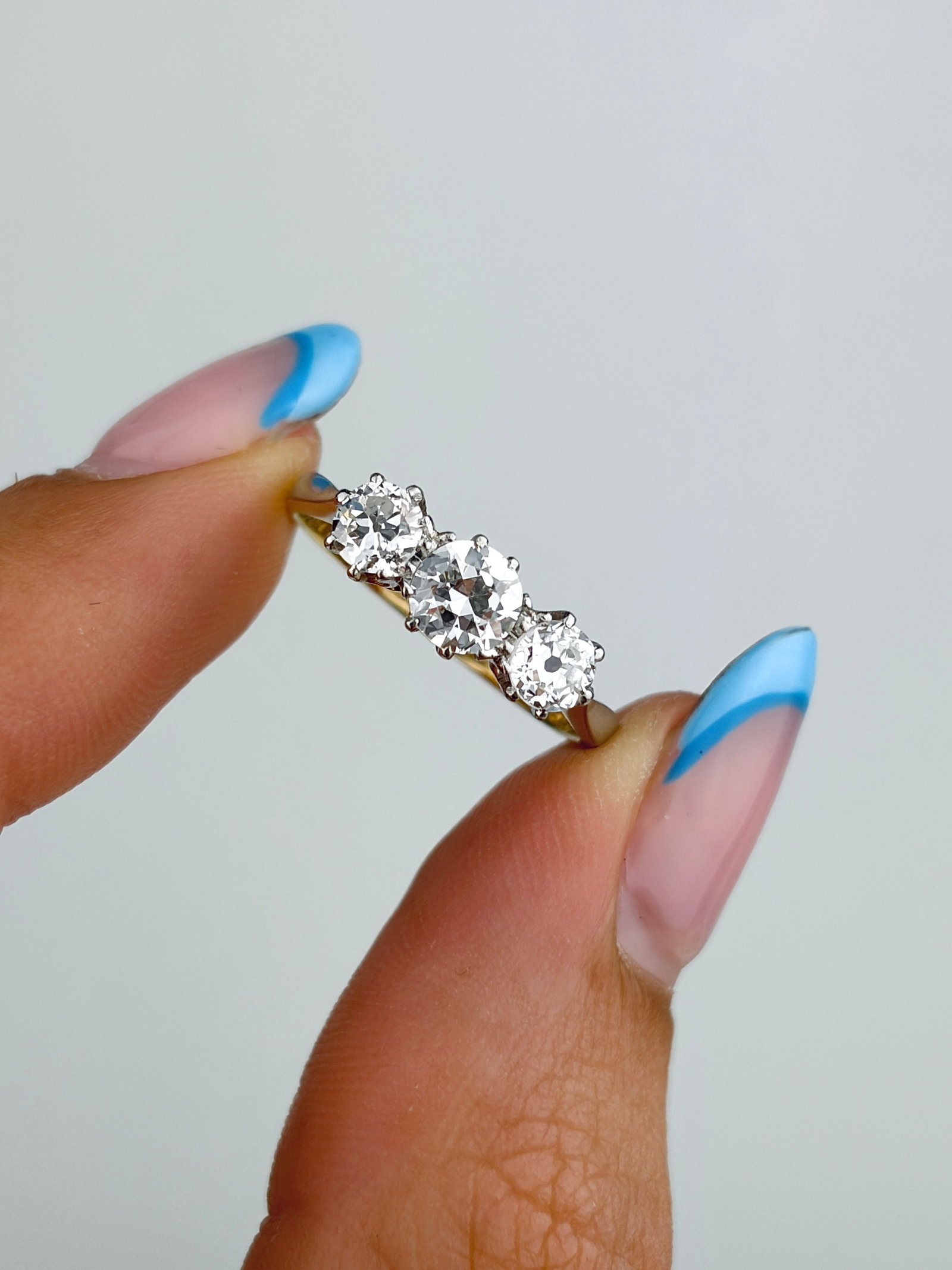 STUNNING 18CT GOLD AND PLATINUM DIAMOND 3 STONE RING - 6