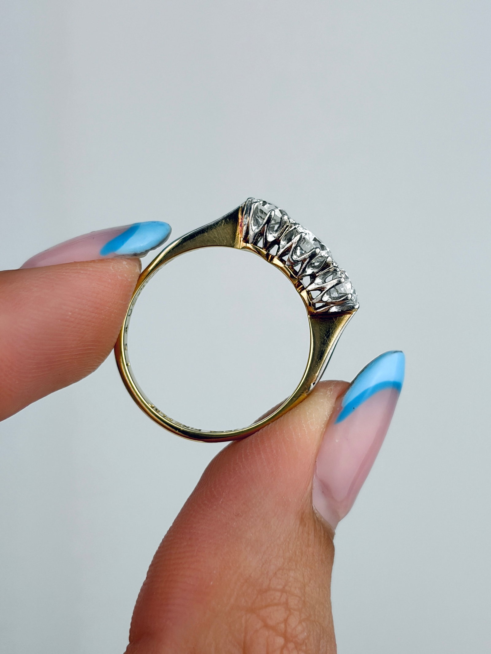 STUNNING 18CT GOLD AND PLATINUM DIAMOND 3 STONE RING - 7