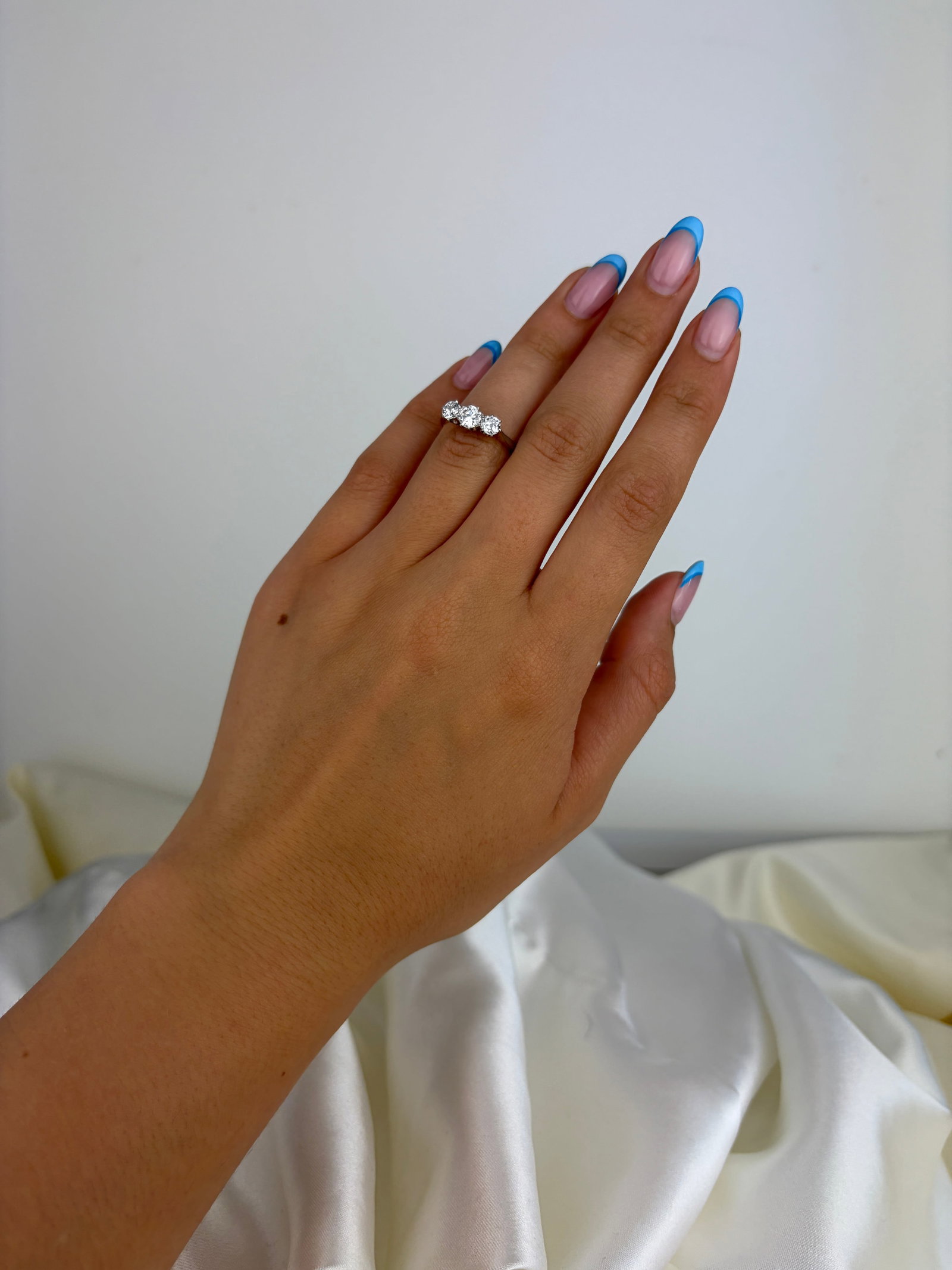 STUNNING 18CT GOLD AND PLATINUM DIAMOND 3 STONE RING - 8