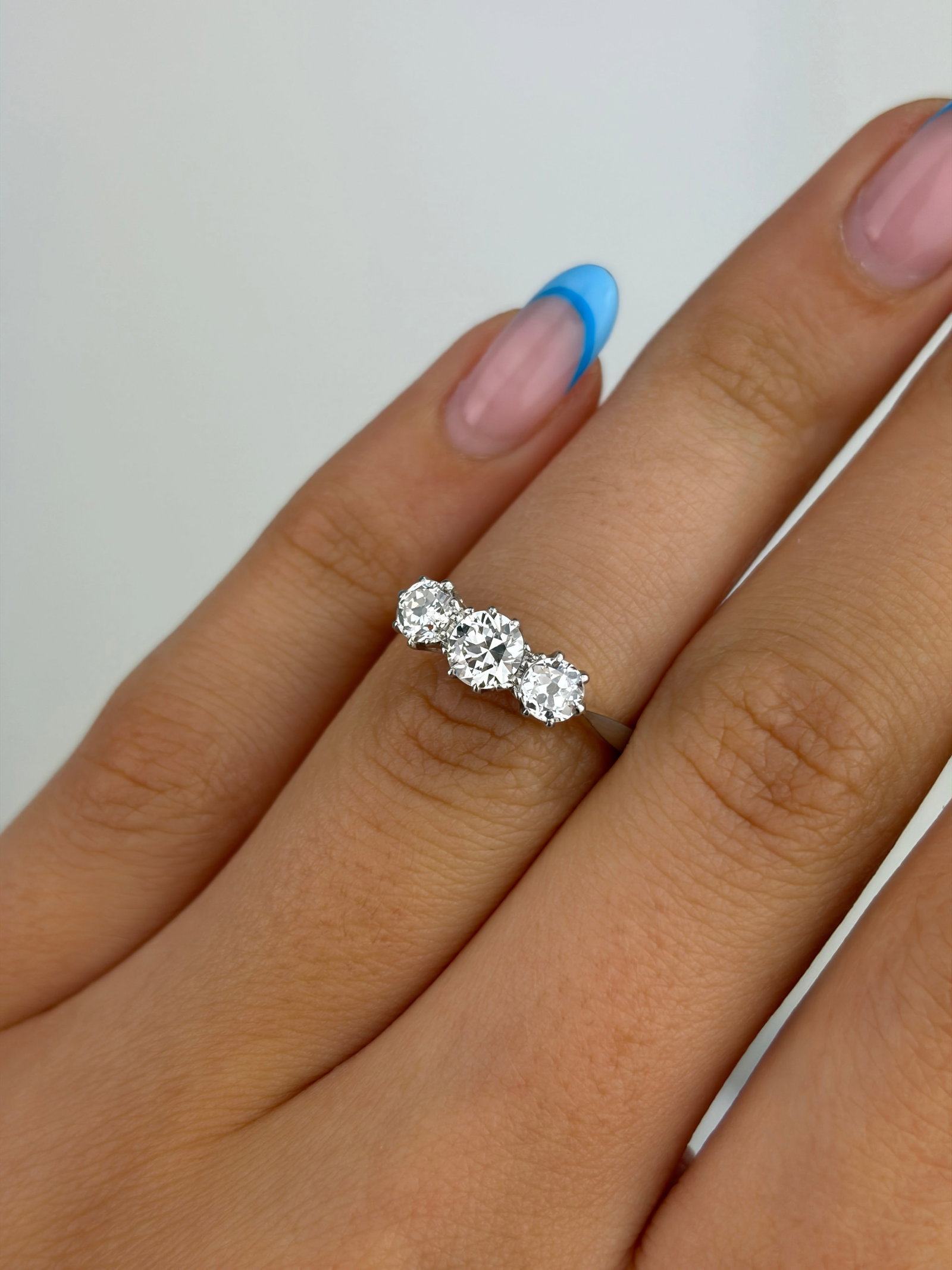 STUNNING 18CT GOLD AND PLATINUM DIAMOND 3 STONE RING - 9