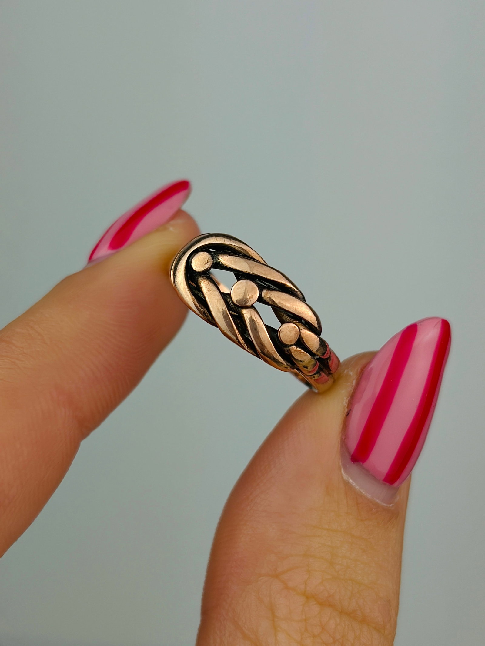 antique c.1895 9ct rose gold twisted keeper style ring - 5