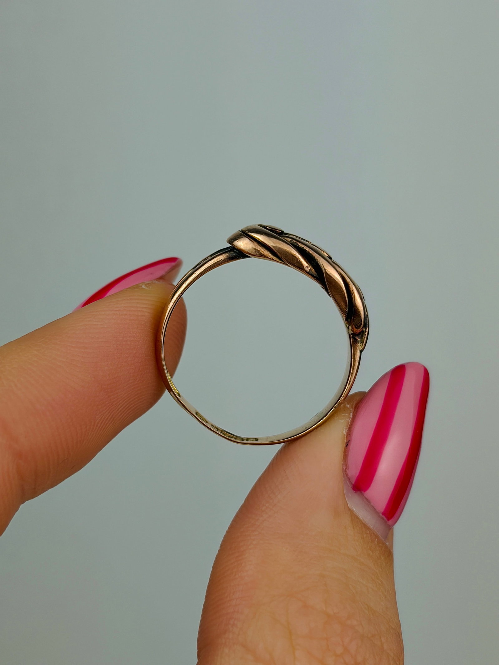 antique c.1895 9ct rose gold twisted keeper style ring - 6