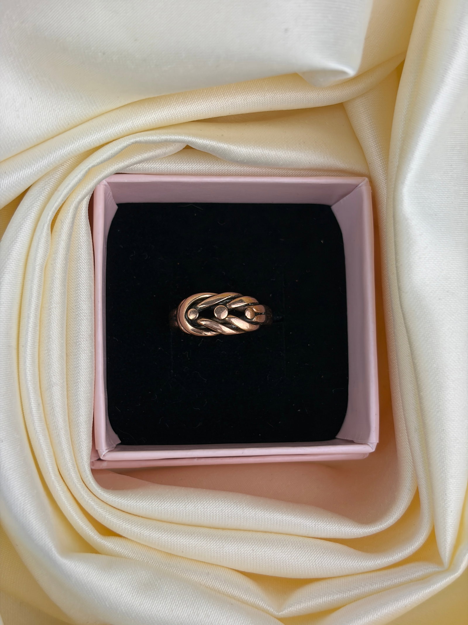 antique c.1895 9ct rose gold twisted keeper style ring - 7