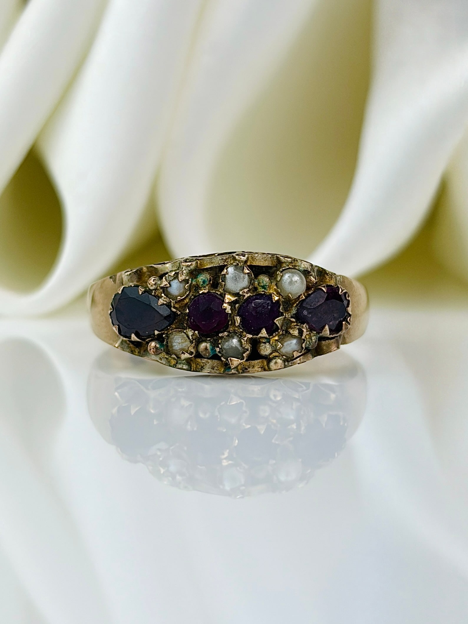 antique 9ct gold garnet and pearl ring: antique 9ct gold garnet and pearl ring Adorable ring! Weight: 2.35g Size: UK Q, us 8.5, Width 8mm, height off finger 3mm Materials: 9ct gold Hallmarks: c.1913, Chester, 9ct 