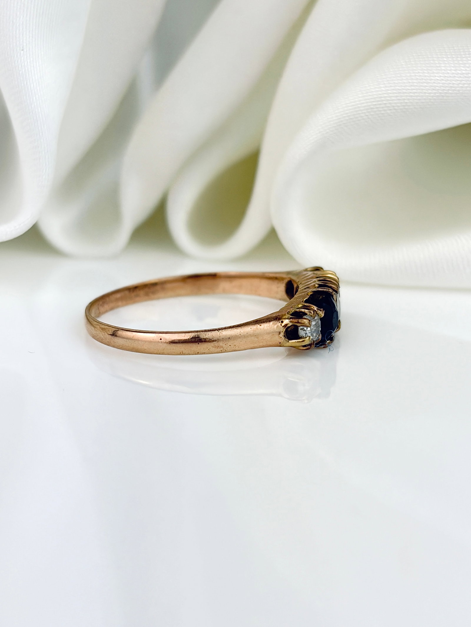 ANTIQUE SAPPHIRE AND DIAMOND 5 STONE RING IN GOLD - 2