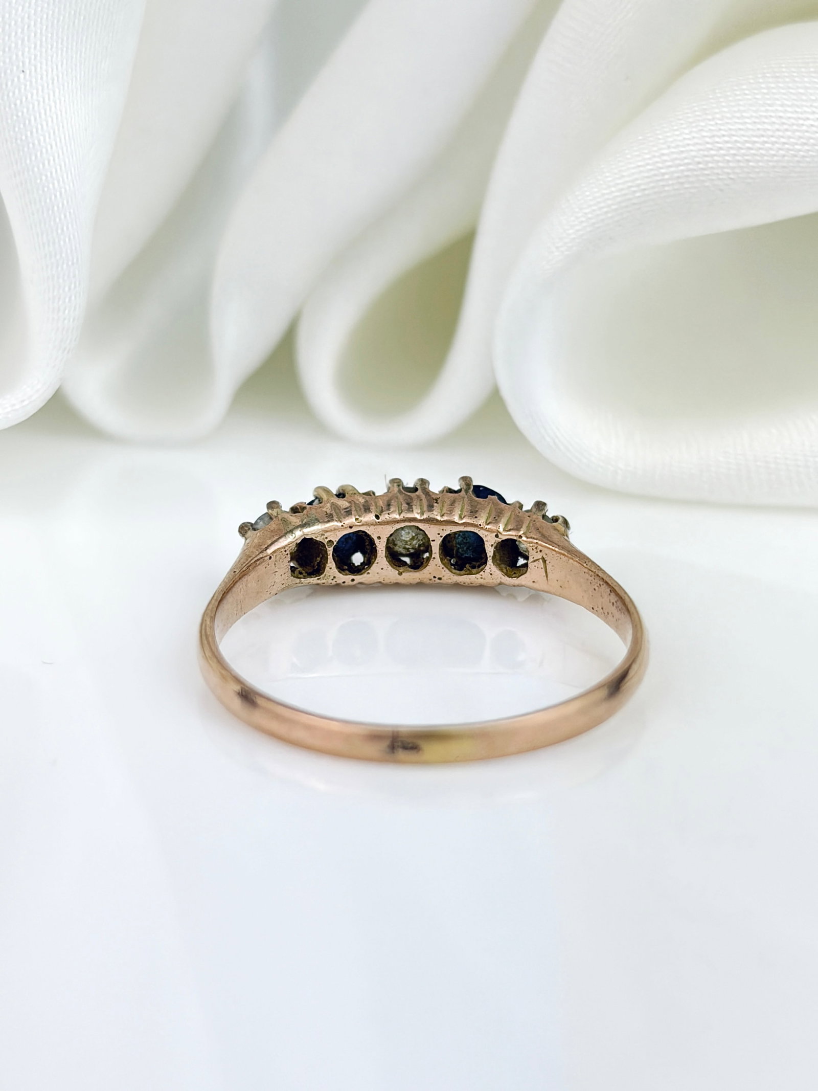 ANTIQUE SAPPHIRE AND DIAMOND 5 STONE RING IN GOLD - 3
