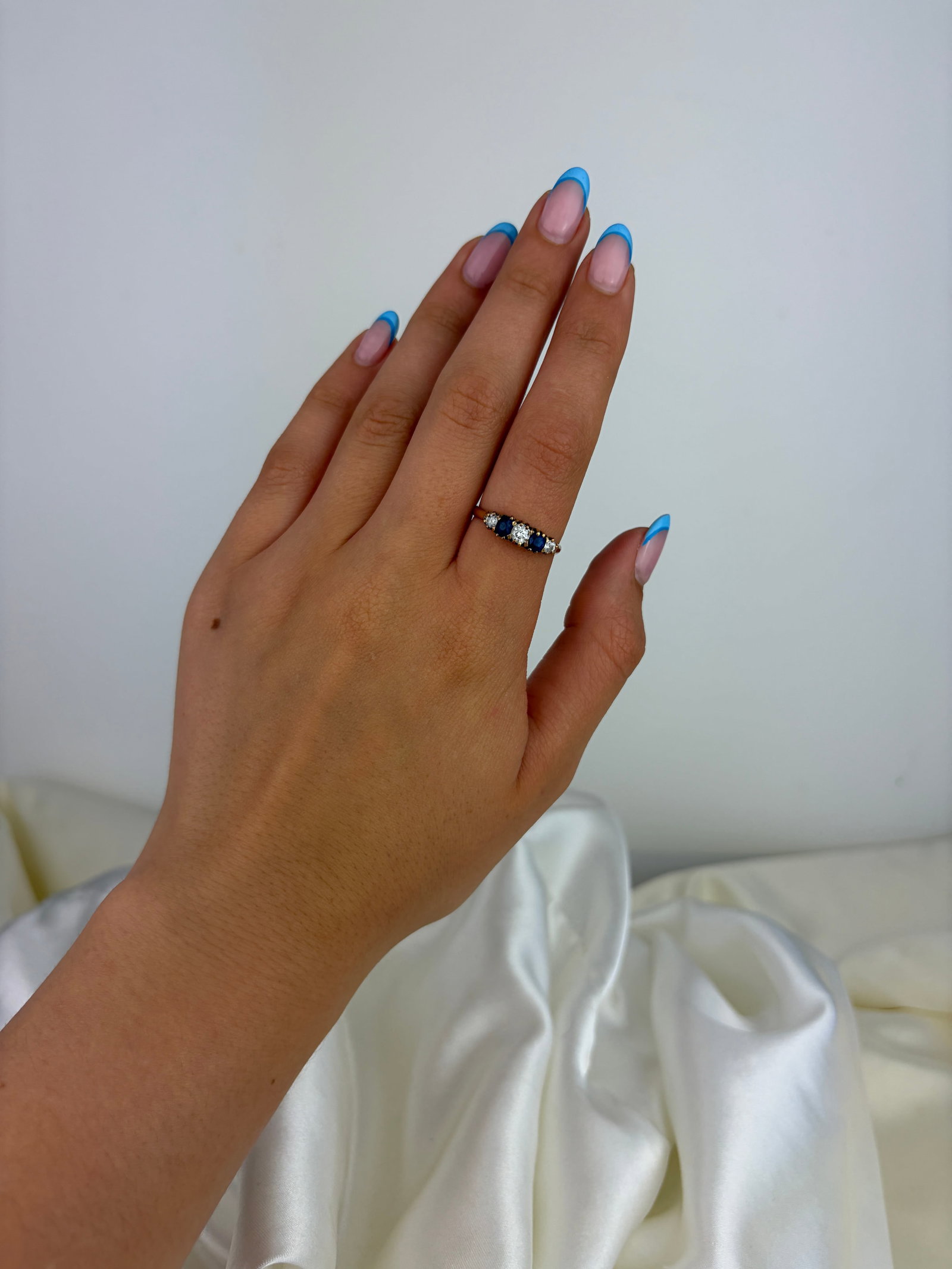 ANTIQUE SAPPHIRE AND DIAMOND 5 STONE RING IN GOLD - 5