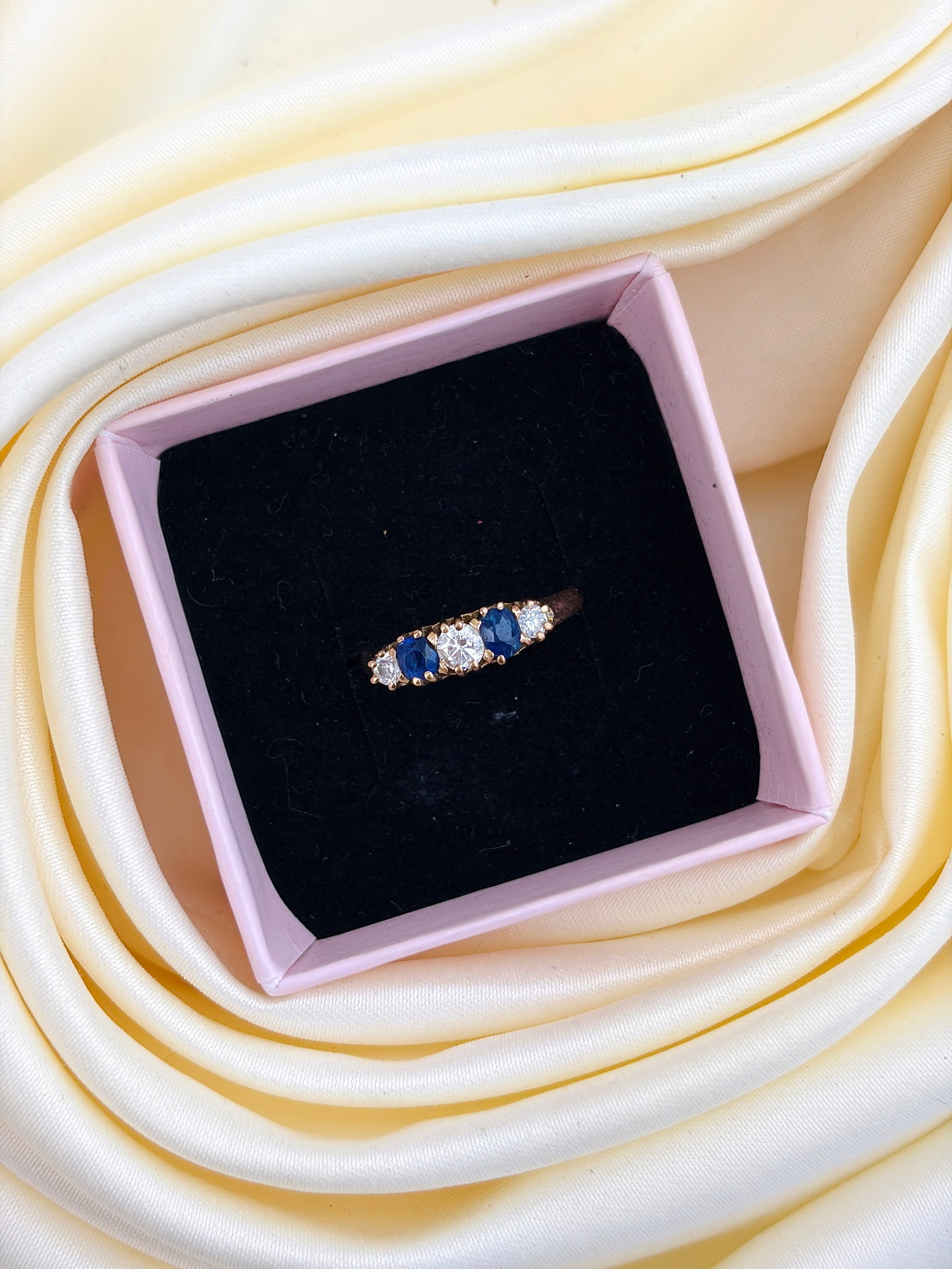 ANTIQUE SAPPHIRE AND DIAMOND 5 STONE RING IN GOLD - 7