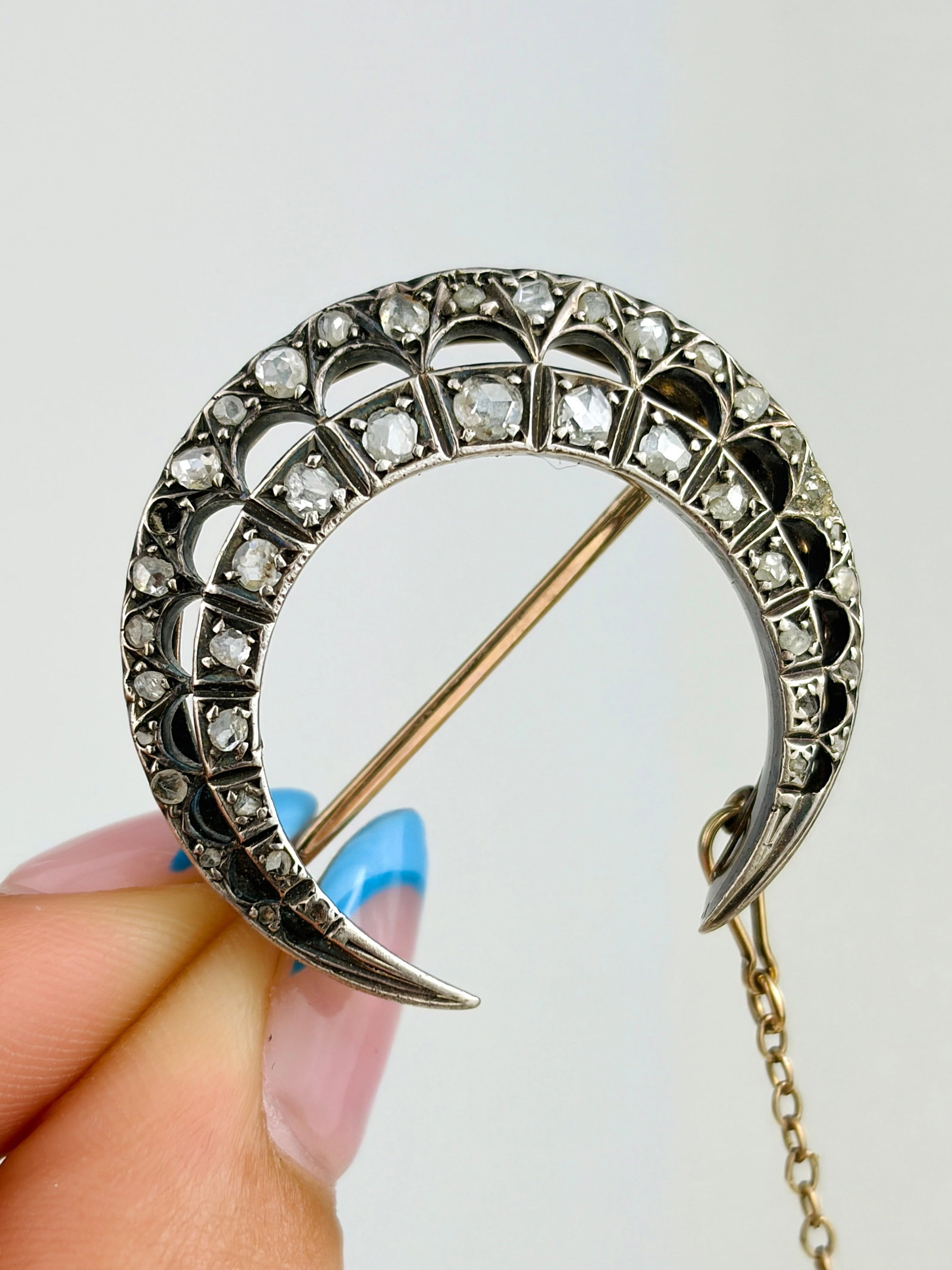 WONDERFUL ANTIQUE BOXED ROSE CUT DIAMOND CRESCENT BROOCH IN GOLD - 2
