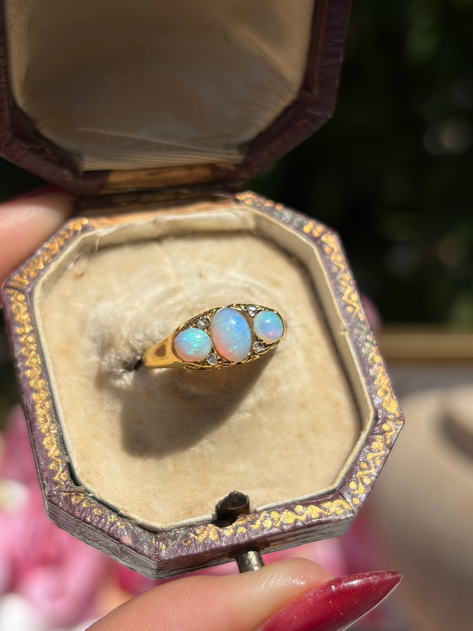 ANTIQUE 18CT YELLOW GOLD OPAL AND DIAMOND 3 STONE RING - 10