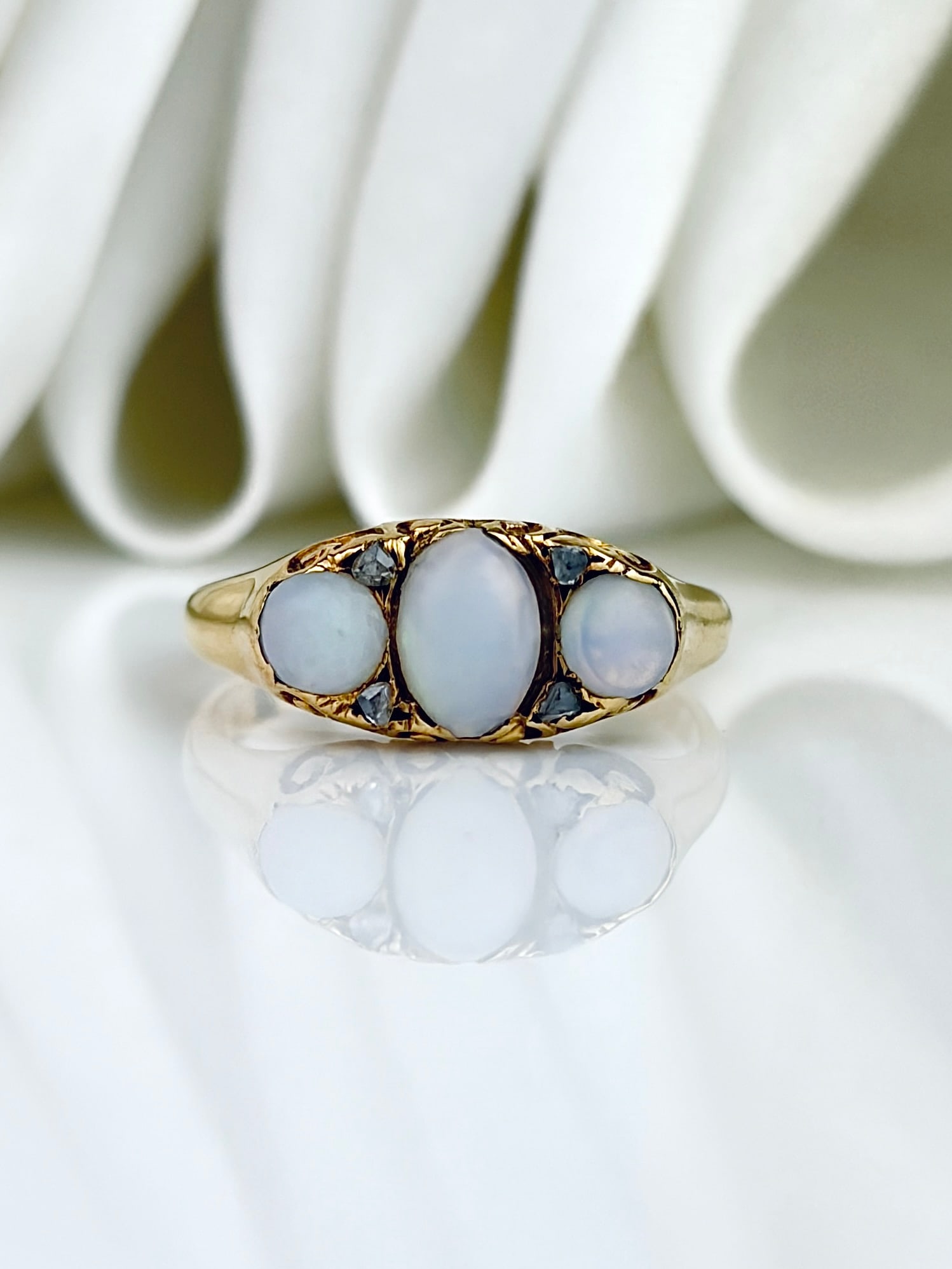 ANTIQUE 18CT YELLOW GOLD OPAL AND DIAMOND 3 STONE RING: ANTIQUE 18CT YELLOW GOLD OPAL AND DIAMOND 3 STONE RING